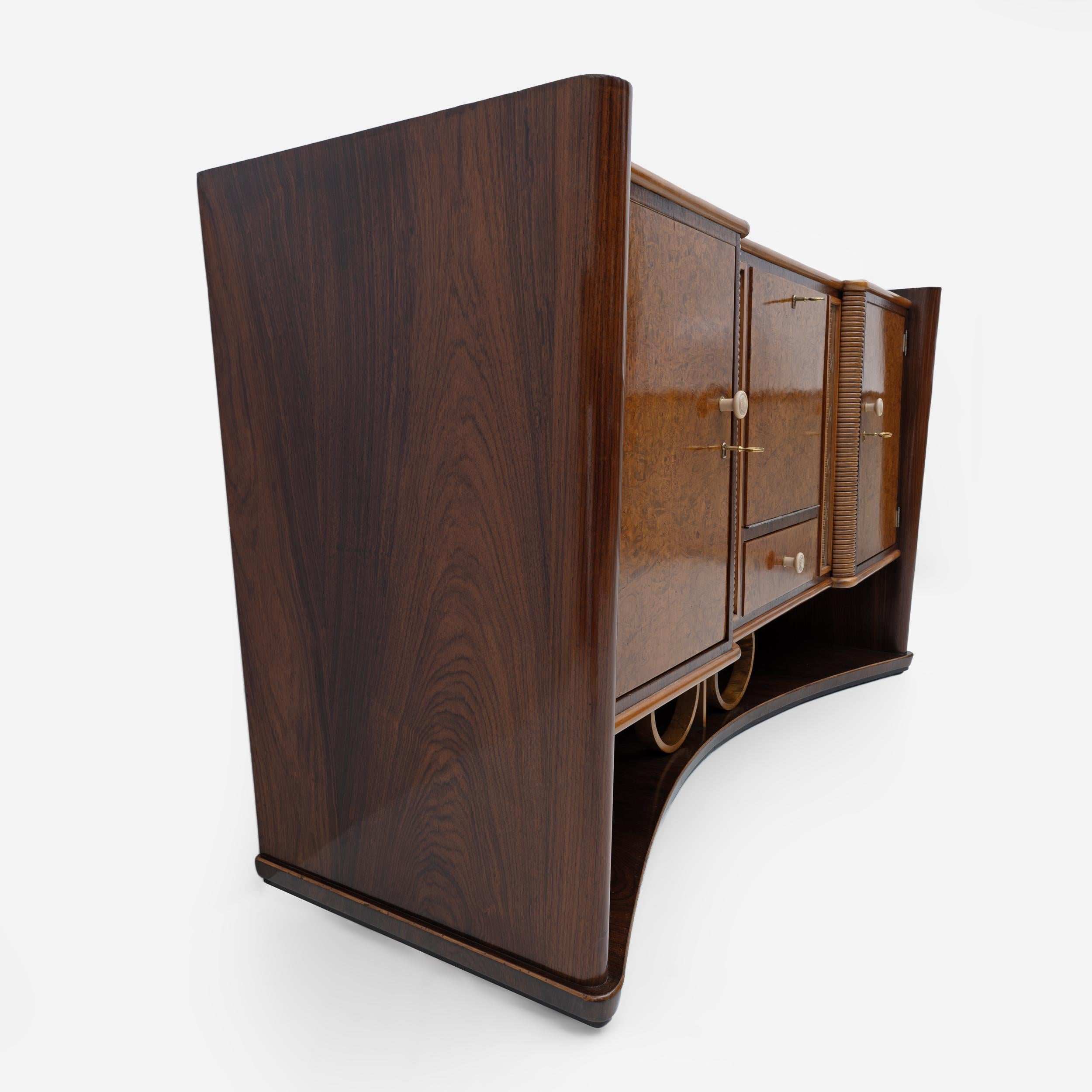 Art Decò Italian Walnut and Maple Sideboard, 1930s In Good Condition For Sale In Puglia, Puglia