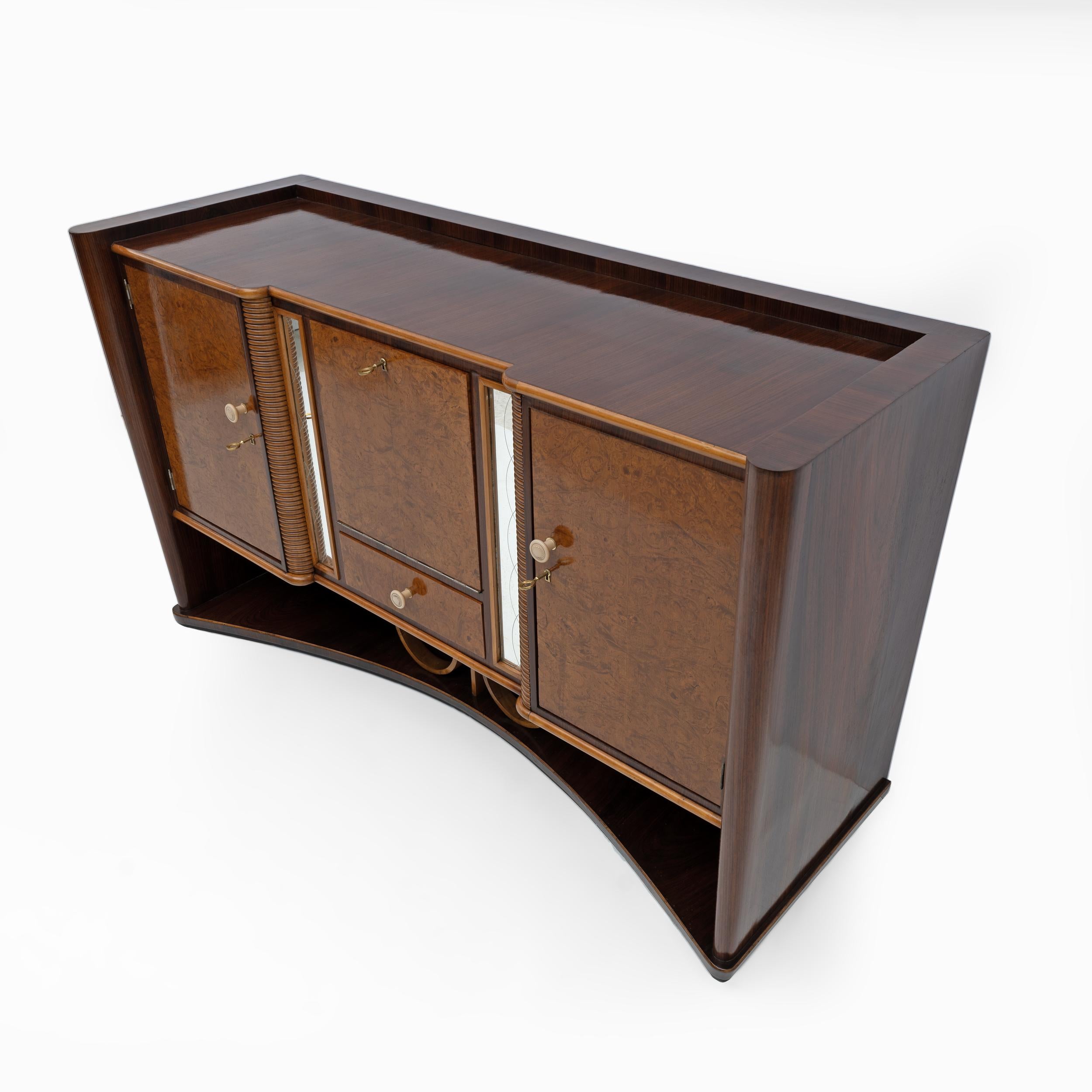 Mid-20th Century Art Decò Italian Walnut and Maple Sideboard, 1930s For Sale
