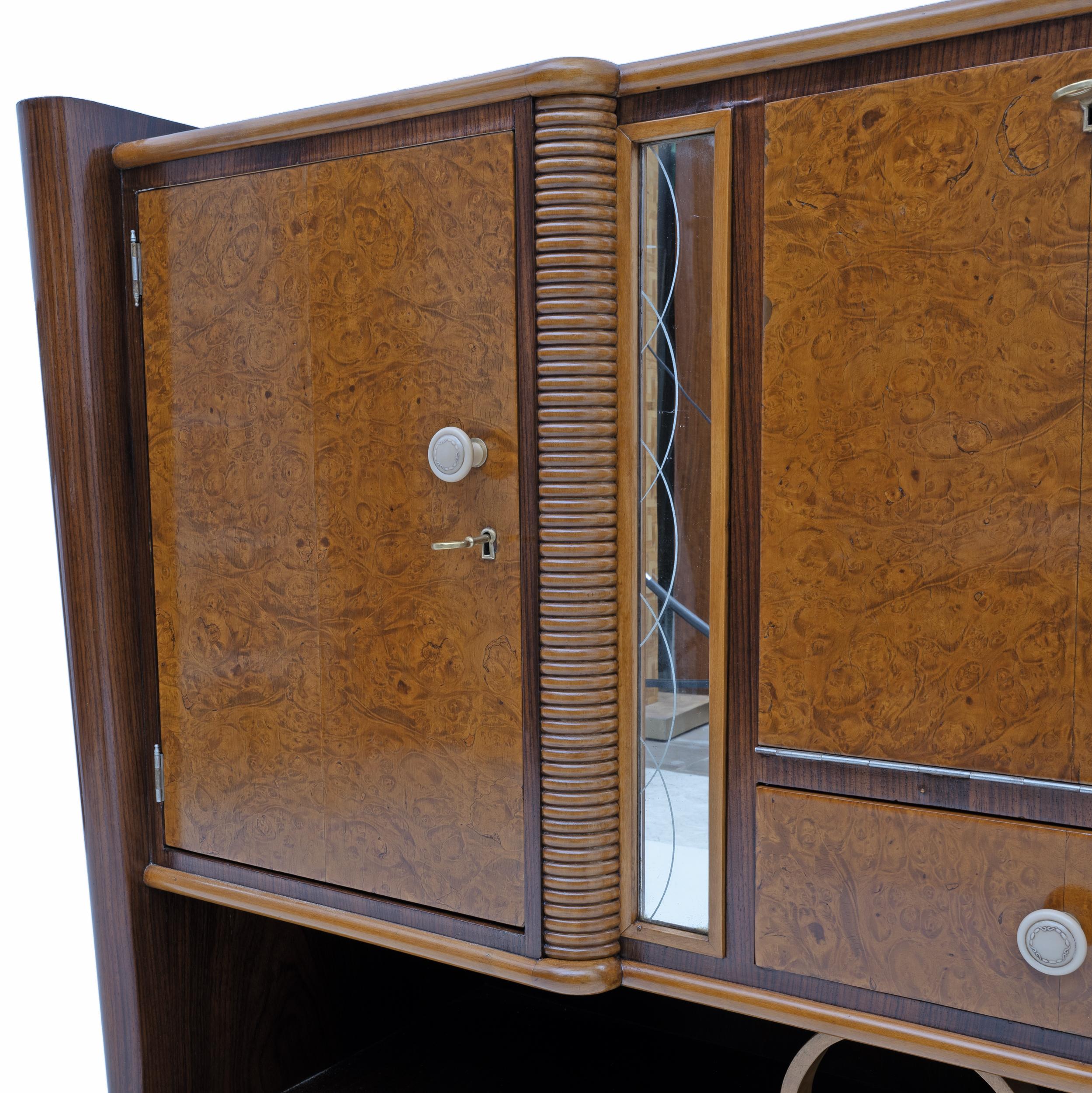 Art Decò Italian Walnut and Maple Sideboard, 1930s For Sale 3