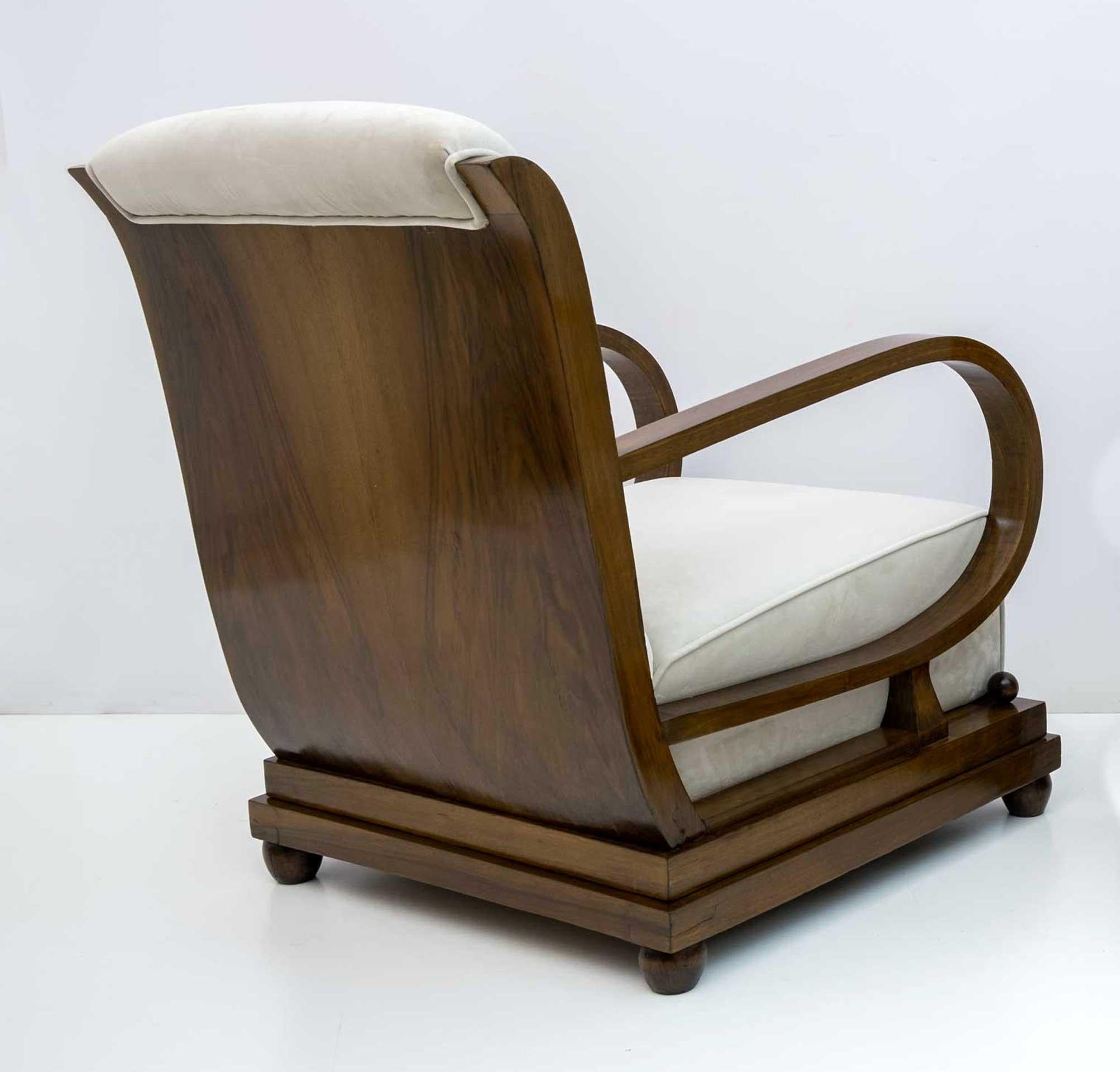 Italienischer Sessel und Ottomane aus Nussbaum und Samt im Art-Deco-Stil, 1920er Jahre (Art déco) im Angebot