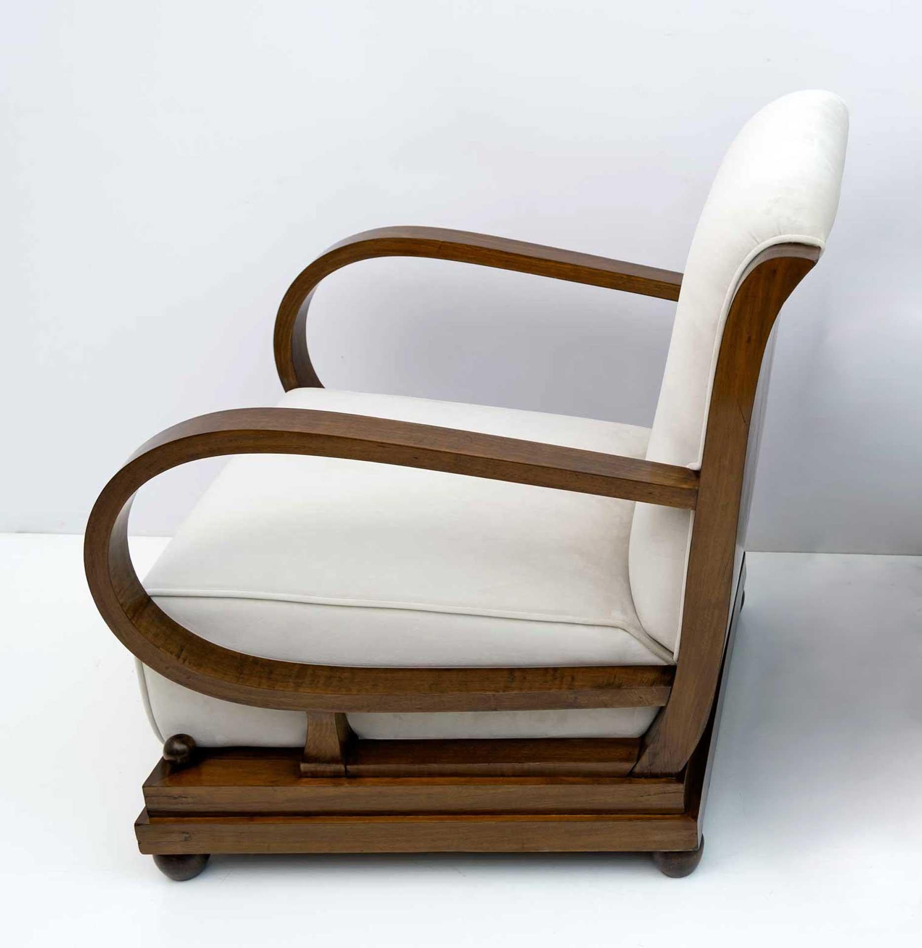 Italienischer Sessel und Ottomane aus Nussbaum und Samt im Art-Deco-Stil, 1920er Jahre (Frühes 20. Jahrhundert) im Angebot