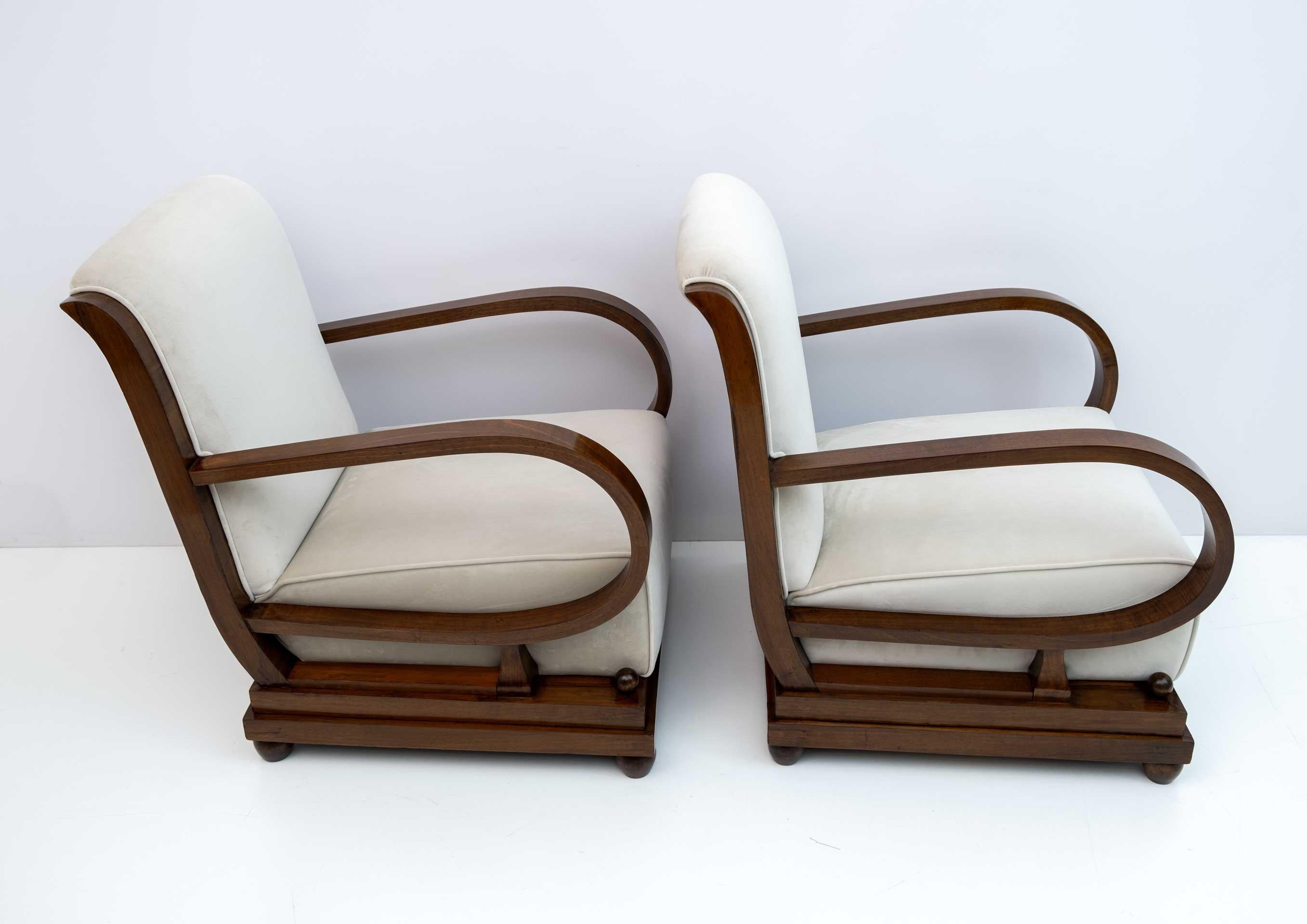 Art Dèco Italian Walnut and Velvet Sofa Two Armchairs and Ottomans, 1920s For Sale 8