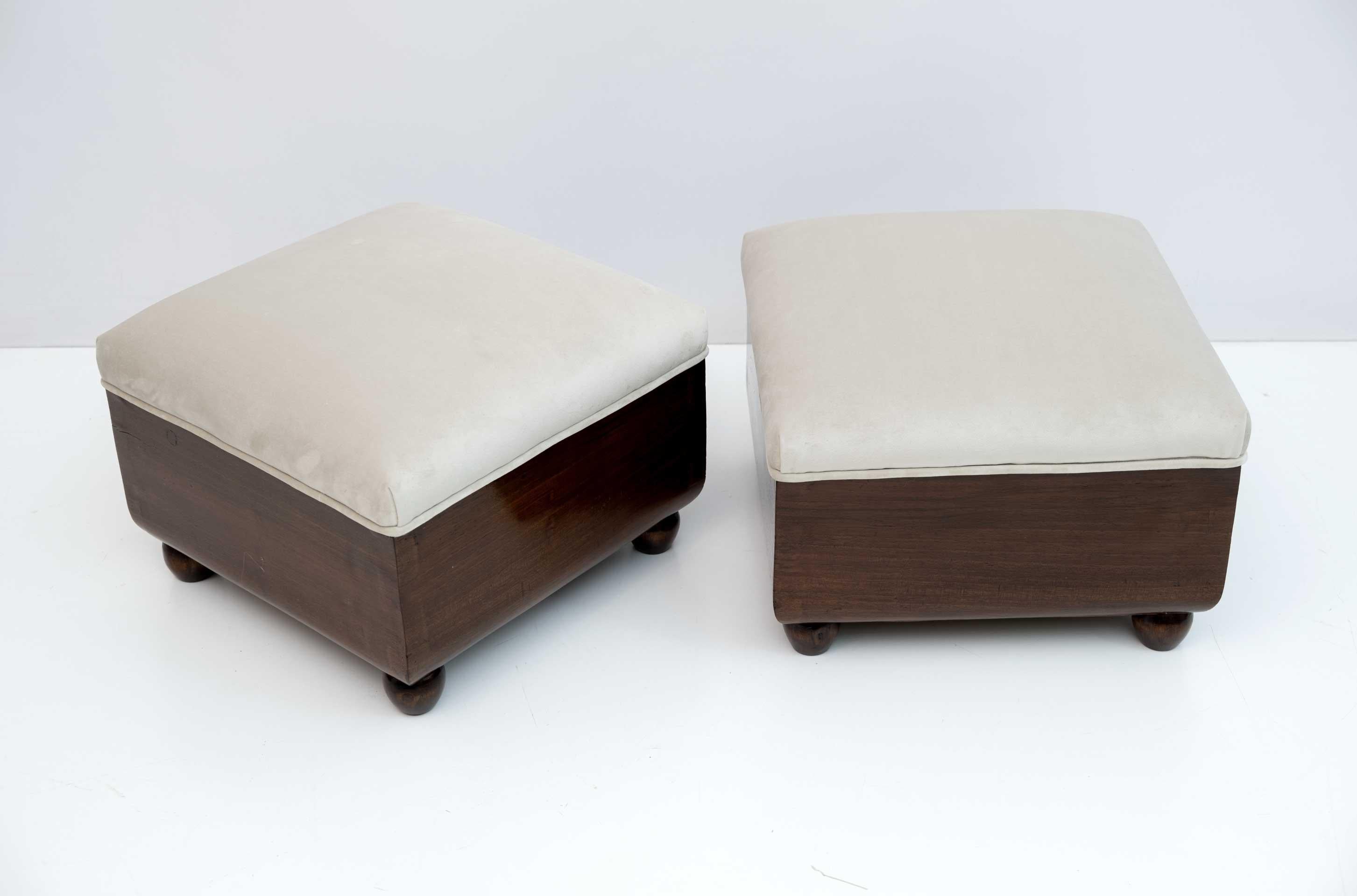 Art Dèco Italian Walnut and Velvet Sofa Two Armchairs and Ottomans, 1920s For Sale 12