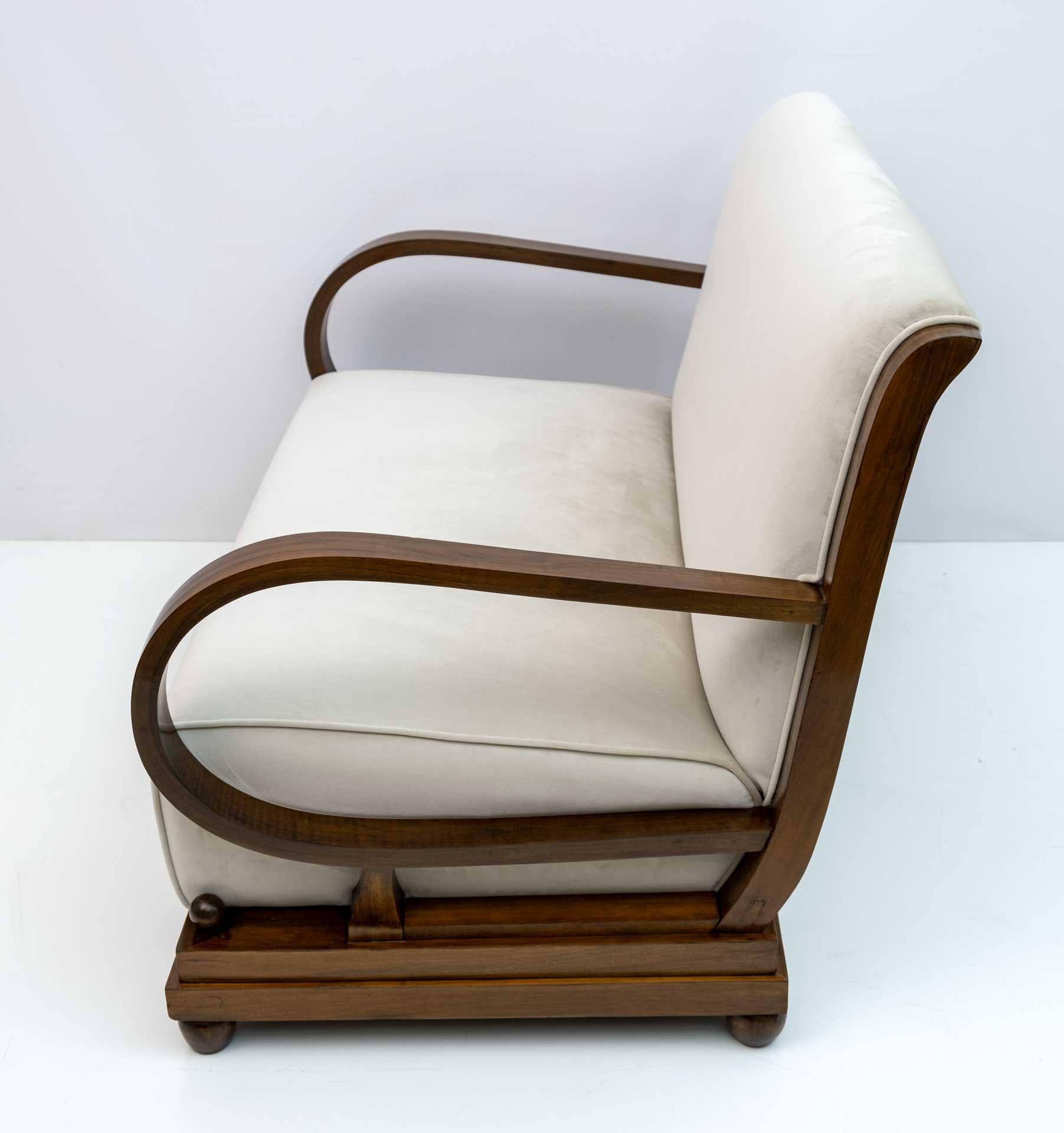 Début du 20ème siècle Canapé Art Dèco italien en noyer et velours Deux fauteuils et poufs, années 1920 en vente