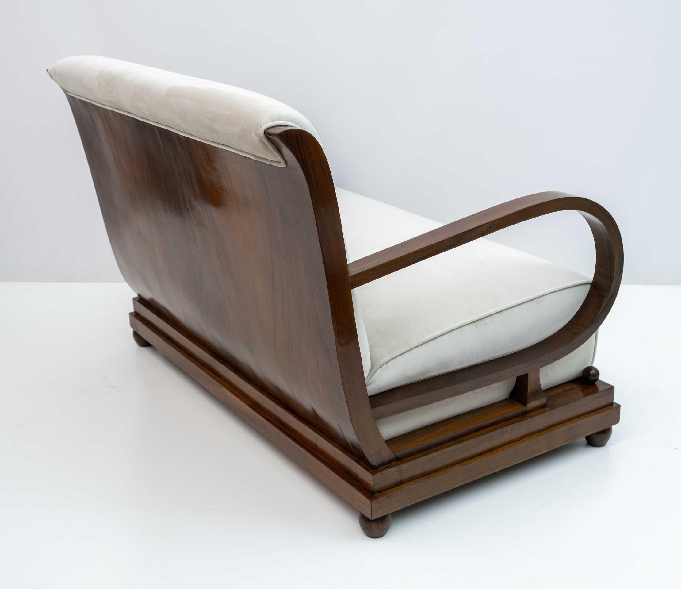 Velours Canapé Art Dèco italien en noyer et velours Deux fauteuils et poufs, années 1920 en vente