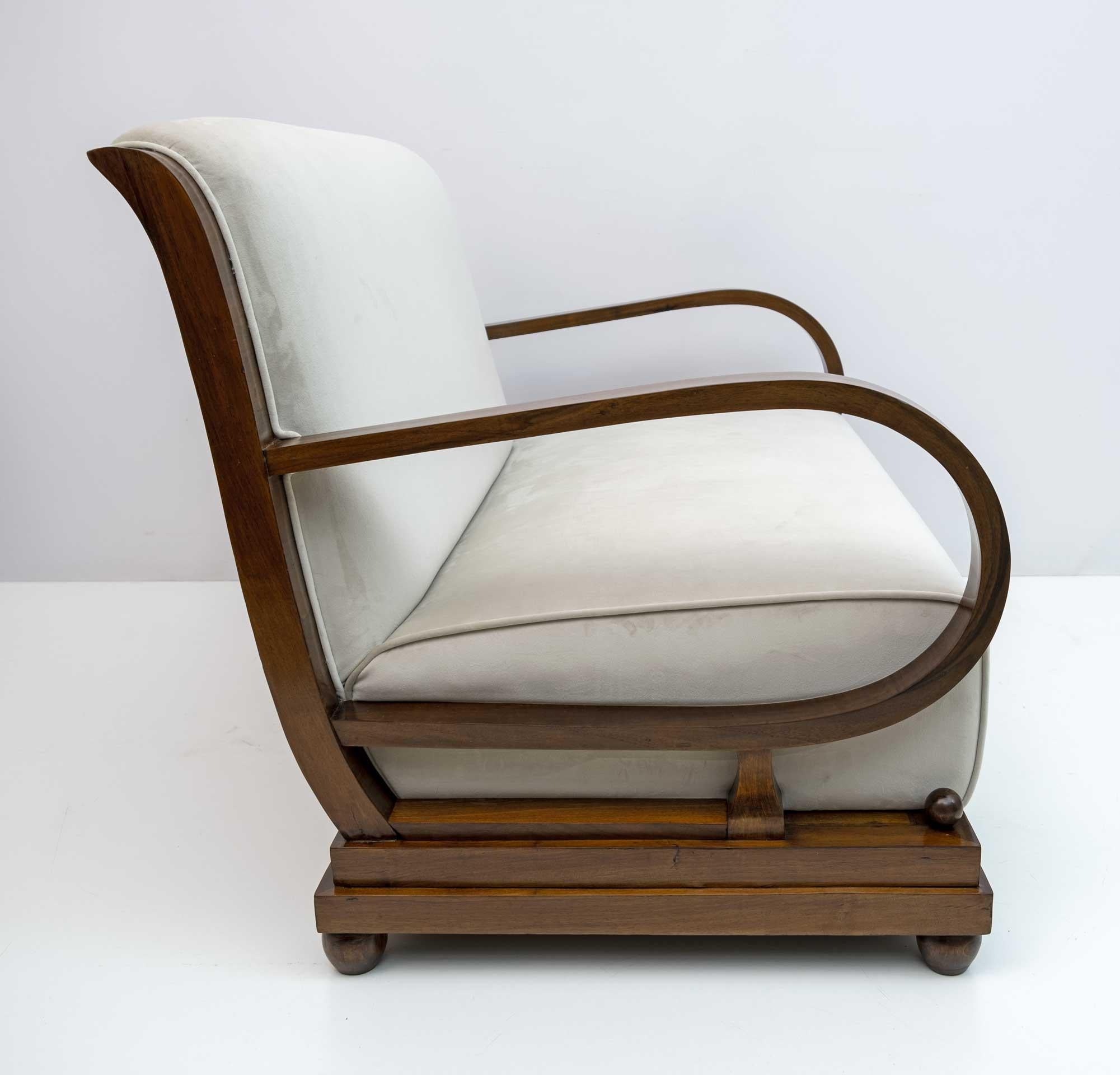 Canapé Art Dèco italien en noyer et velours Deux fauteuils et poufs, années 1920 en vente 1