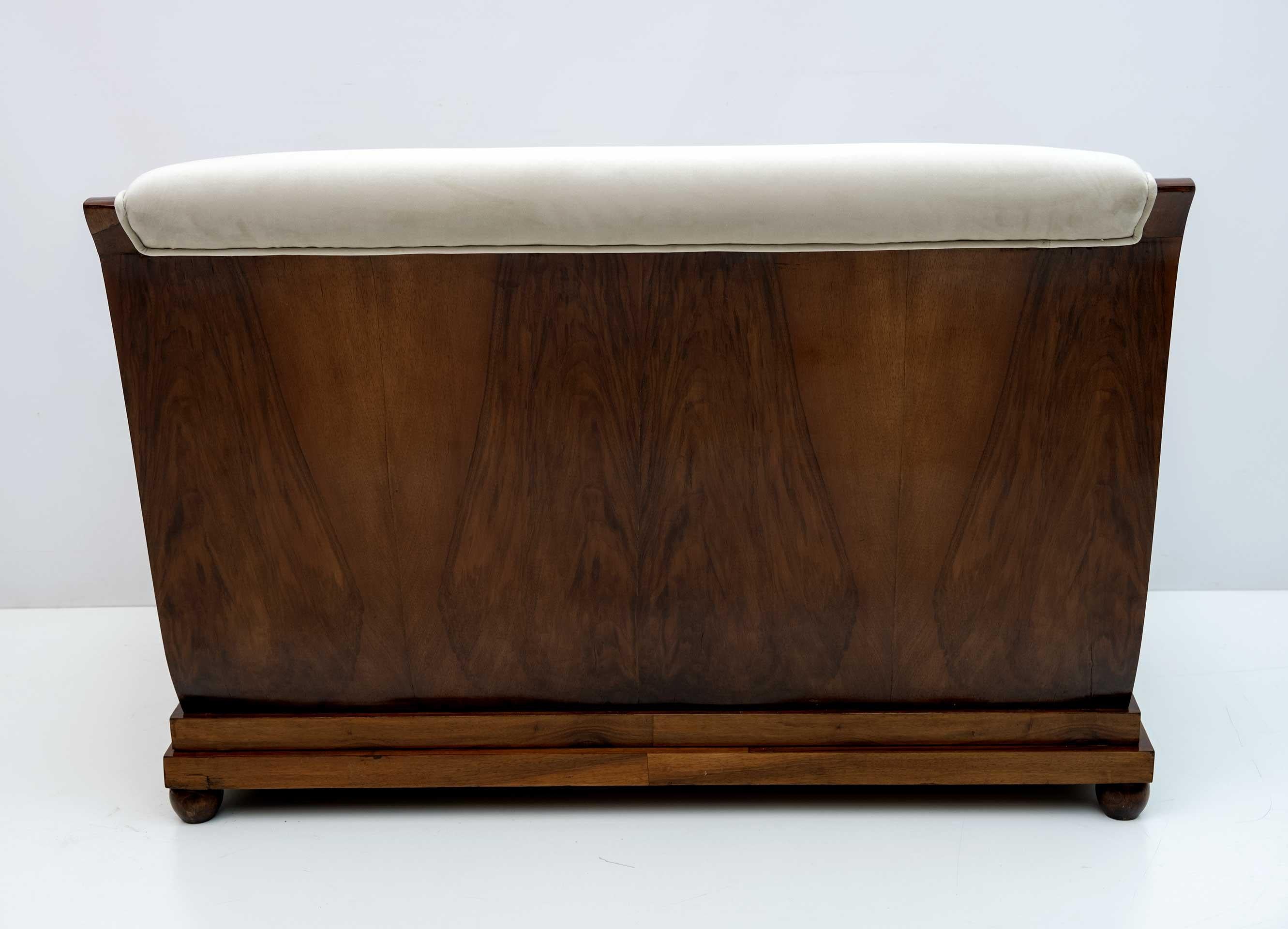 Art Dèco Italian Walnut and Velvet Sofa Two Armchairs and Ottomans, 1920s For Sale 3