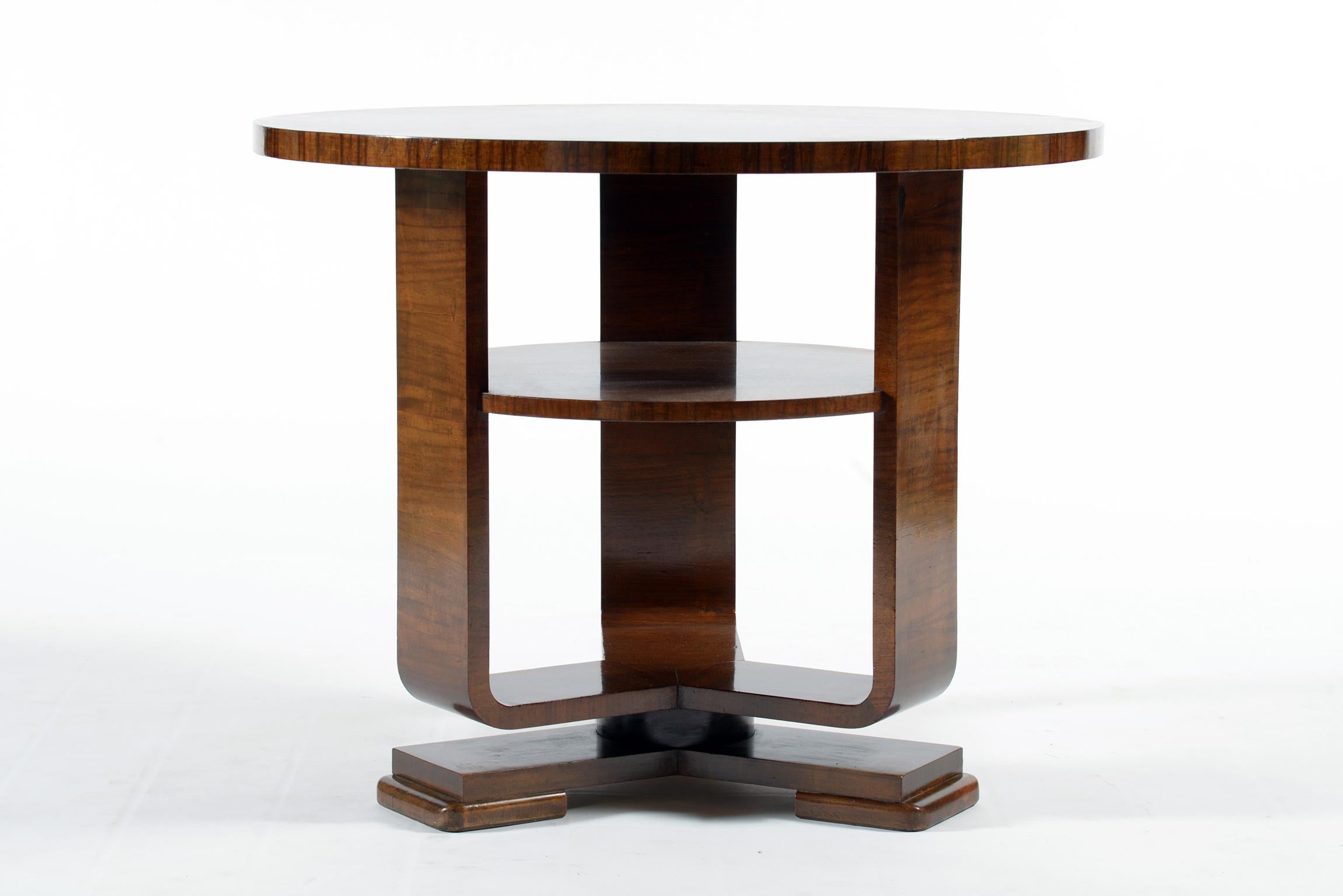 Round double shelves Italian walnut burl side table, three curved leggs support two shelves the lower for magazine and book.
Italia 1930 Art Deco.