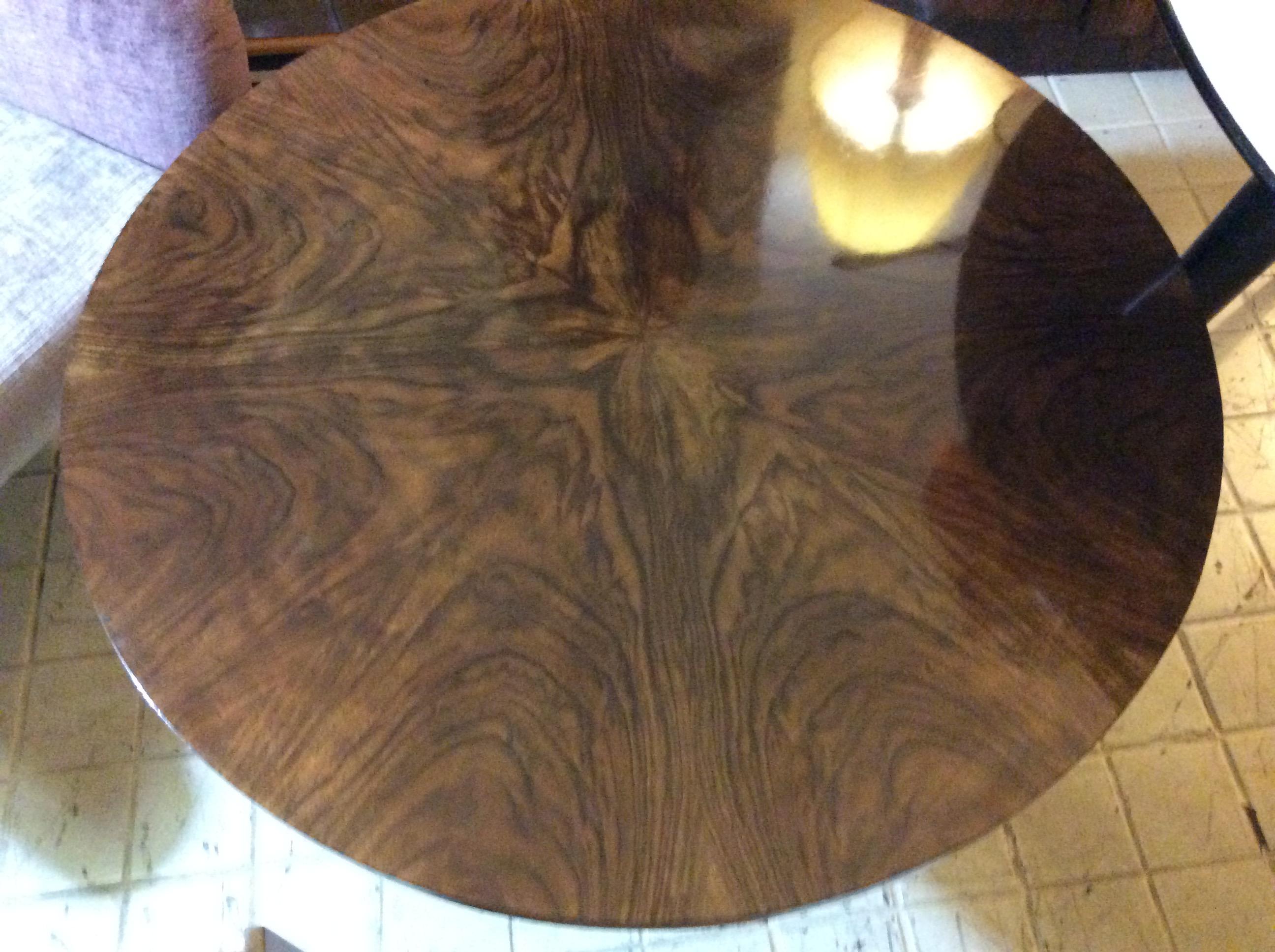Art Deco Italian Walnut Burl Round Double Shelves Side Table, 1930 In Good Condition In Firenze, Toscana