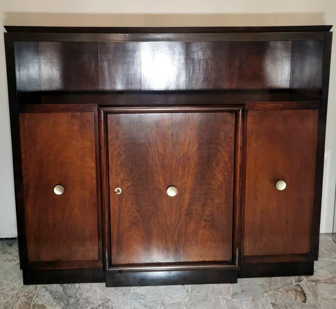 Art Deco Italian Walnut Cabinet with Doors In Good Condition For Sale In Prato, Tuscany