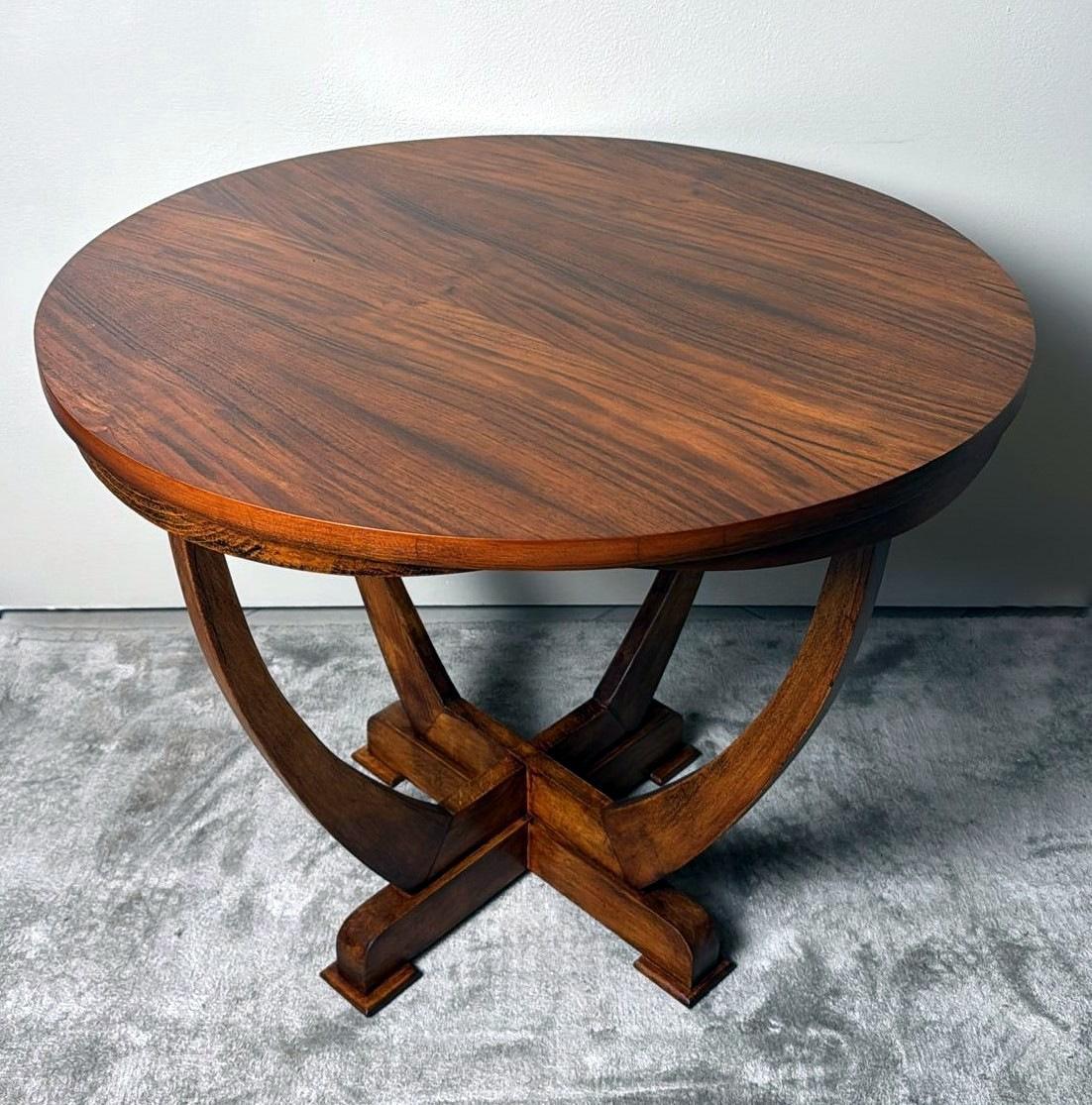 Nous vous invitons à lire la description complète, soigneusement rédigée pour fournir des informations techniques et historiques détaillées qui attestent de l'authenticité de nos articles.
Table basse italienne Art déco en noyer, raffinée et