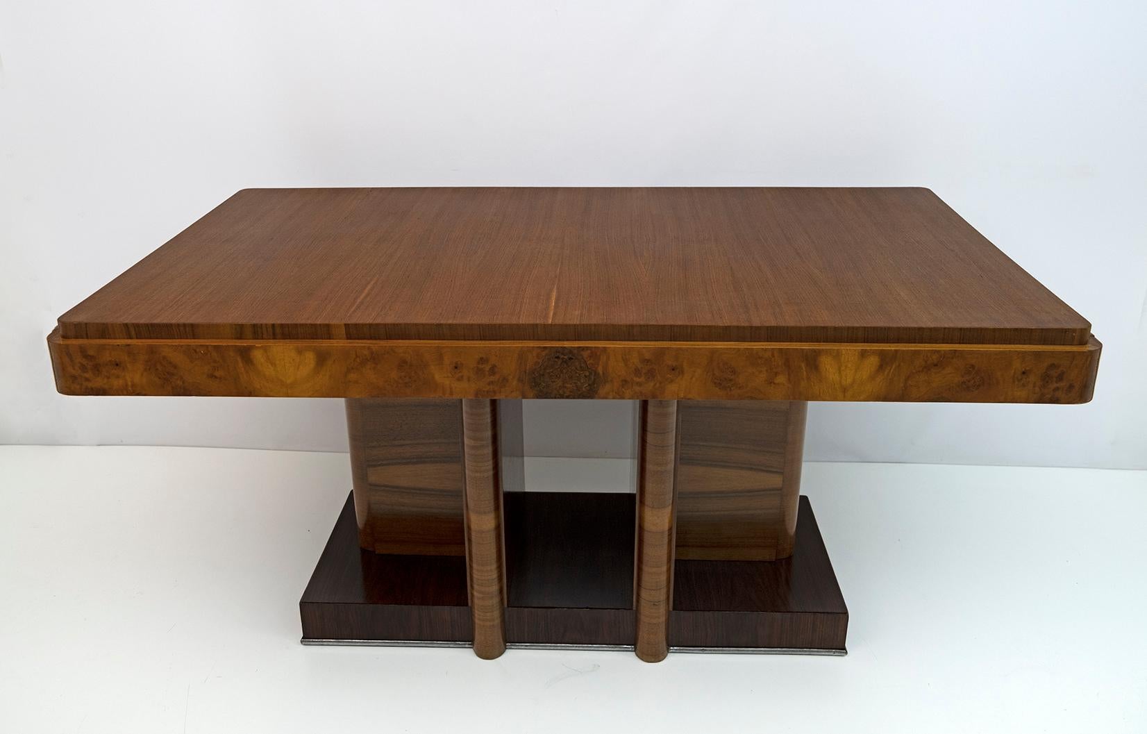 Art Deco dining table in walnut and briar,
Restored and polished with shellac, Italian production in the 1920s.
The table has two extensions and reaches, when open, the measure of 250 cm. The two extensions are in rough fir wood.