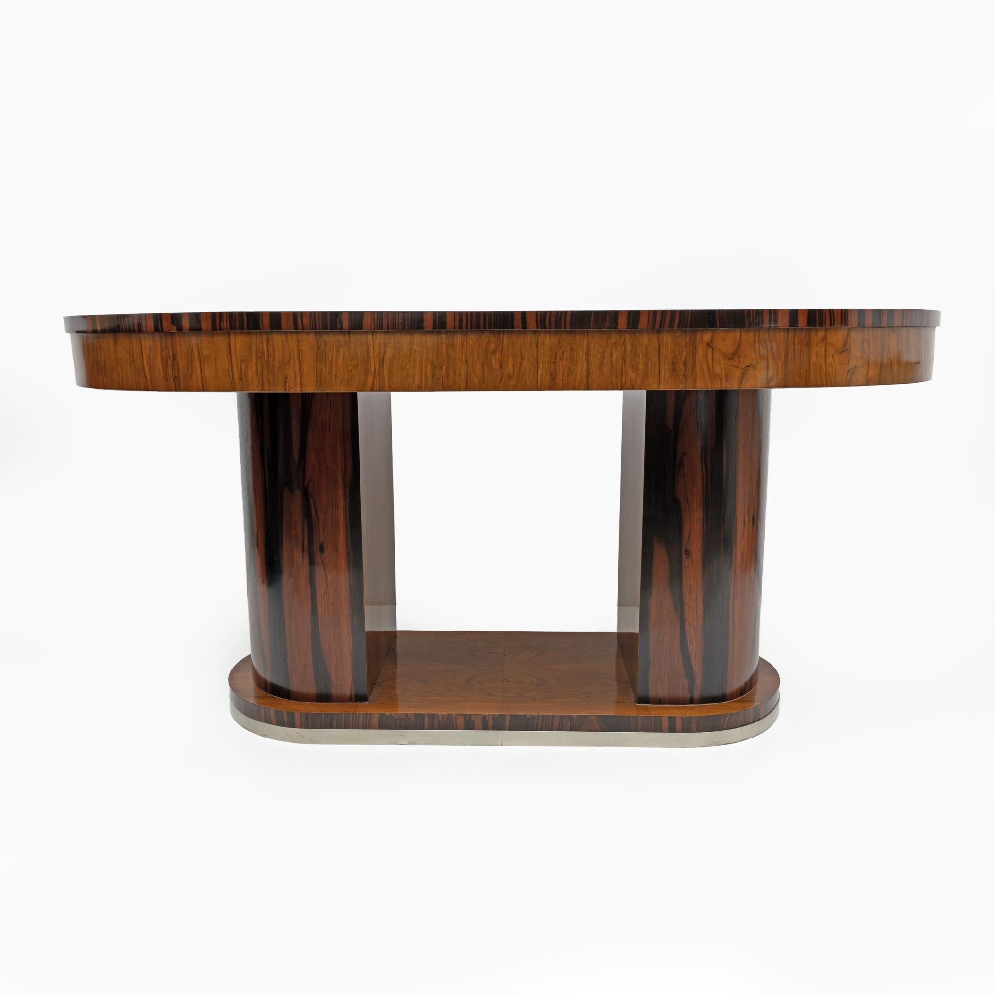 Art Deco Esstisch aus Nussbaum und Bruyère,
Restauriert und schellackpoliert, italienische Produktion aus den 1940er Jahren.