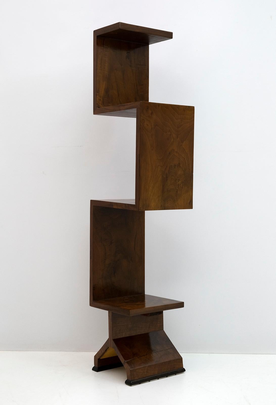Small open bookcase in walnut and briar walnut, Art Decò style. Finished on both sides, this piece can be used as a room divider.
The bookcase has been restored and polished with shellac