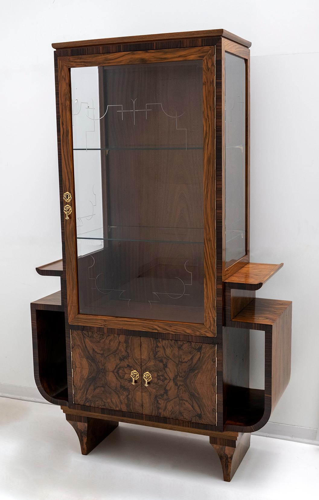 Art Dèco vitrines or display cabinet, Italian production of the 1920s, in walnut and walnut briar, screen-printed glass with grinding around. The showcase has been restored and polished with shellac.