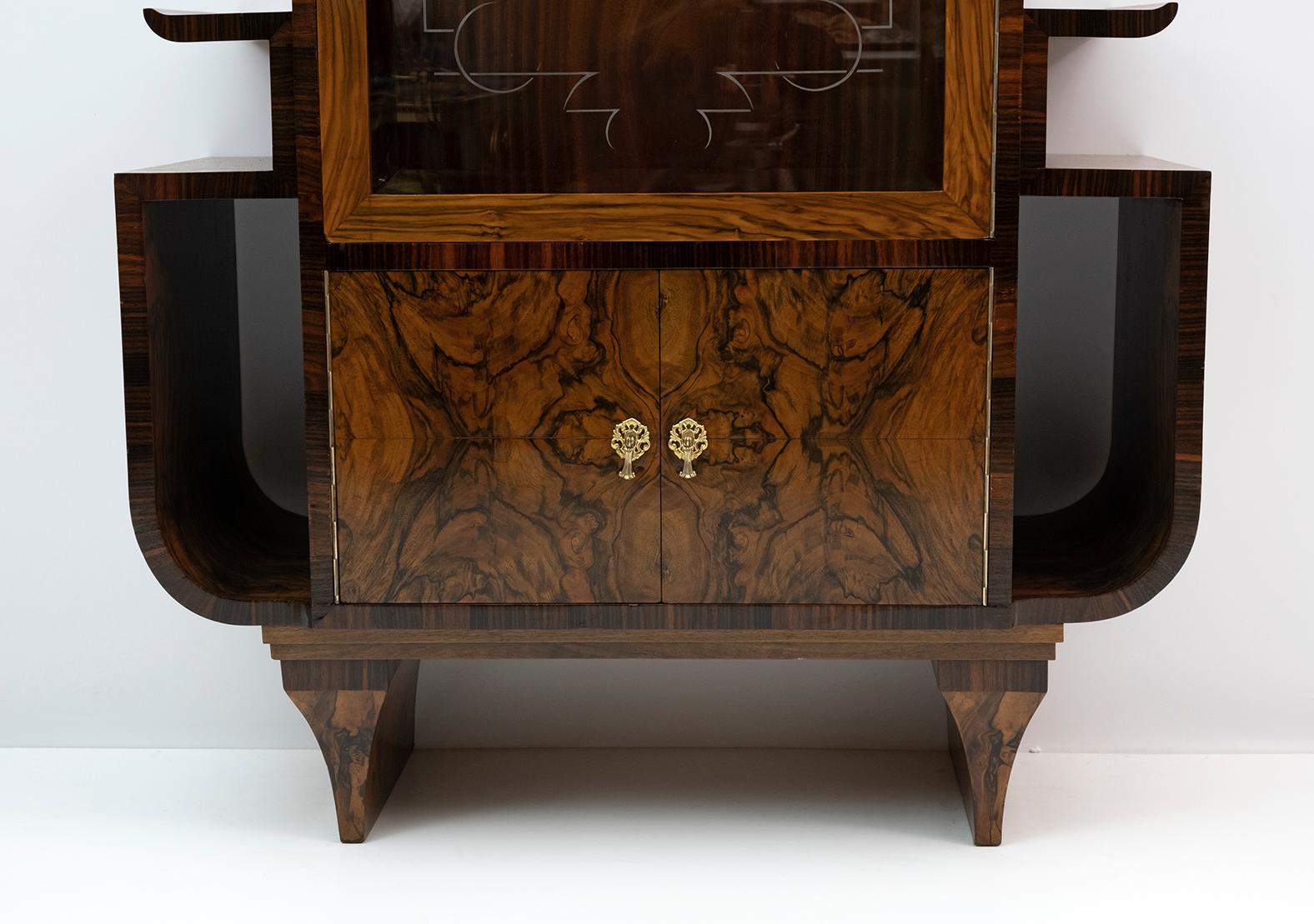 Art Dèco Italian Walnut Vitrines or Bar Display Cabinet, 1925 For Sale 2