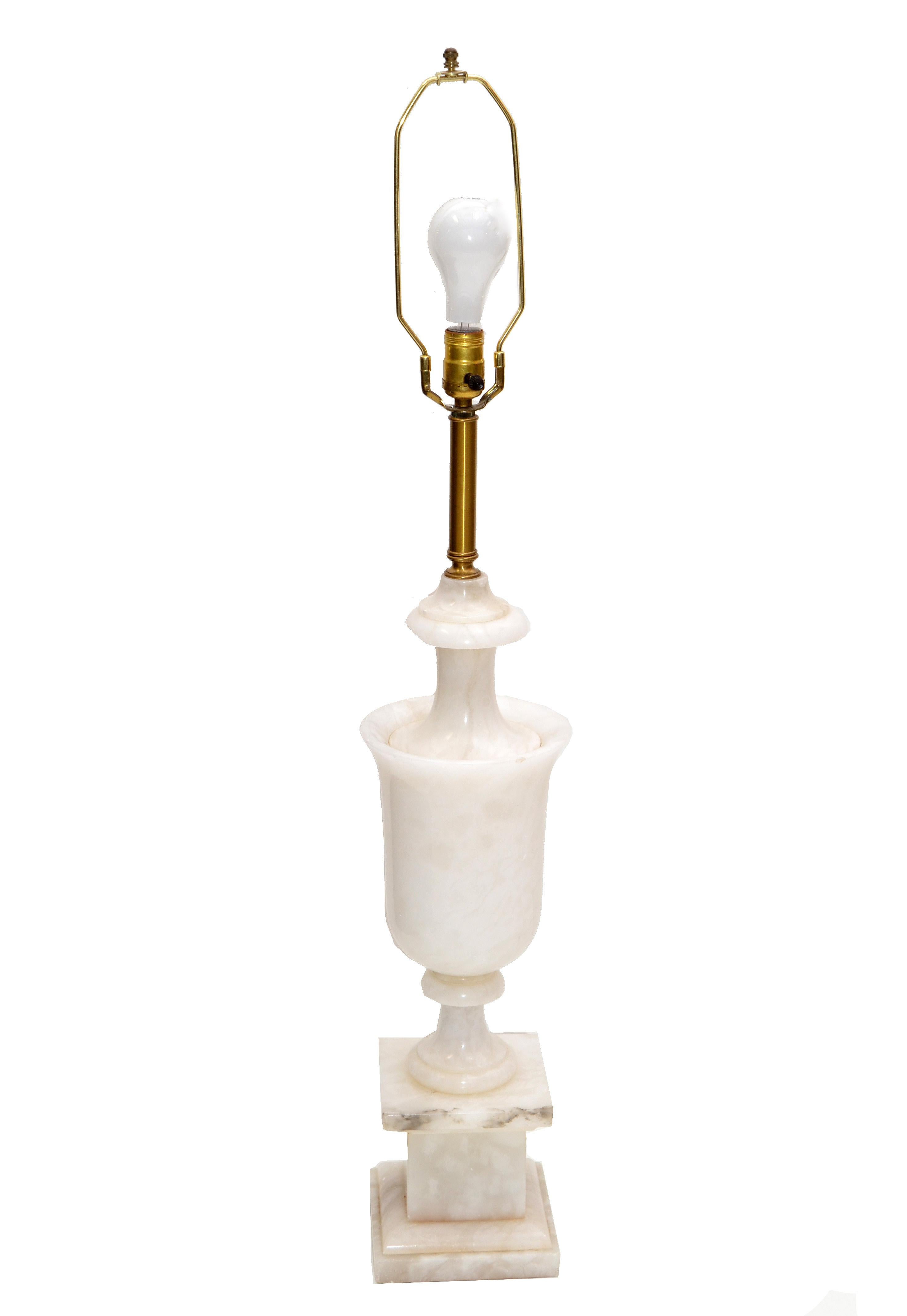 Lampe de table Art Déco en marbre de Carrare sculpté à la main et en laiton, fabriquée en Italie.
Livrée avec harpe et fleuron, elle est compatible avec une ampoule de 75 watts max. 75 watts.
Pas d'ombre.
