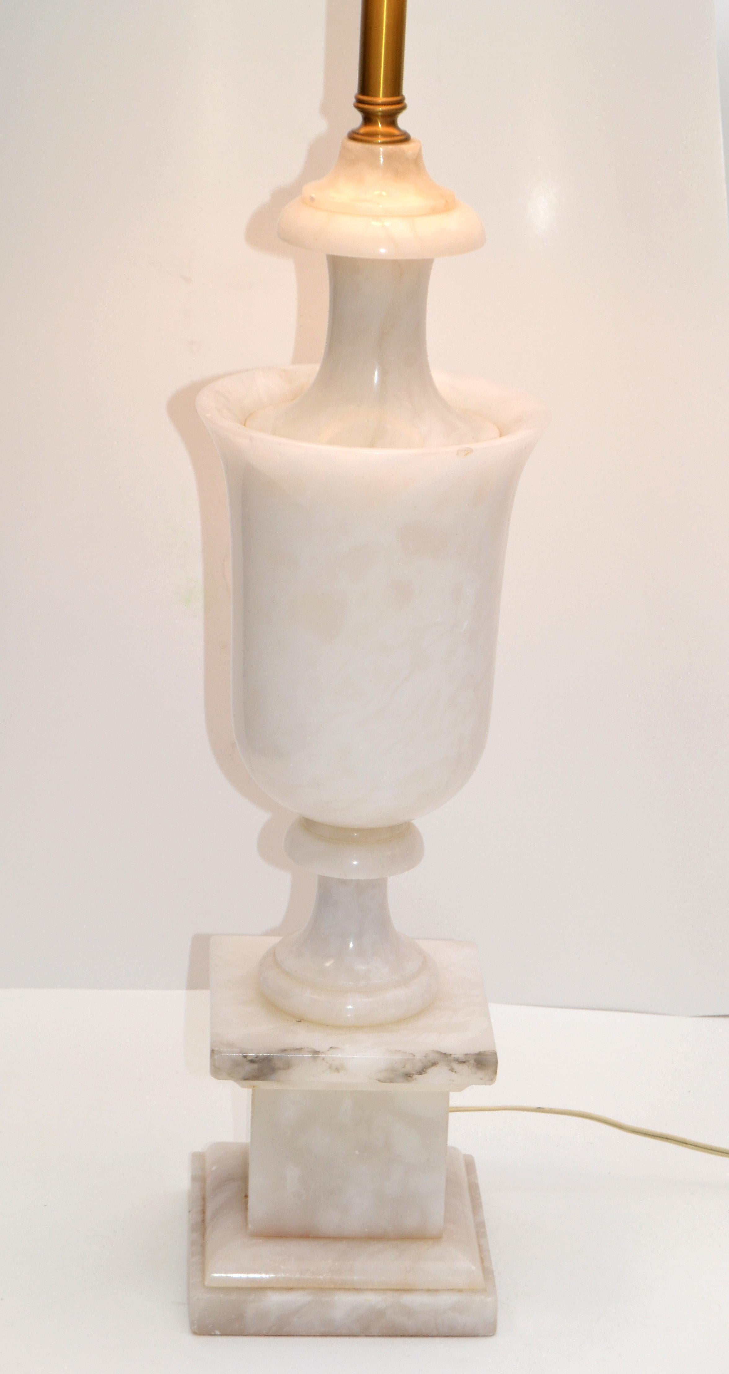 Milieu du XXe siècle Lampe de bureau italienne Art Déco en marbre blanc de Carrare sculpté à la main en vente