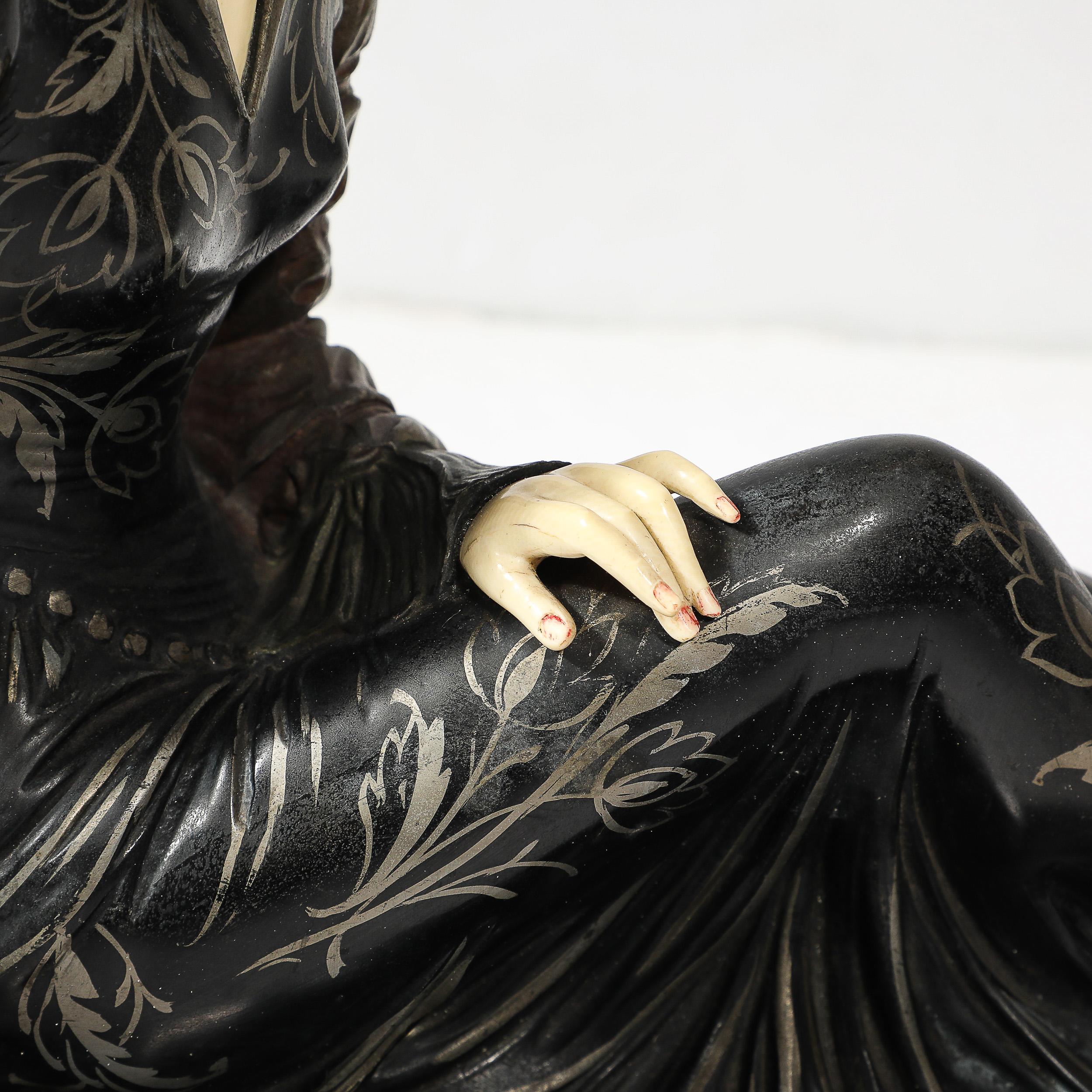 Francese Art Deco Ivorine, scultura di flapper reclinata in bronzo e marmo dopo Chiparus in vendita