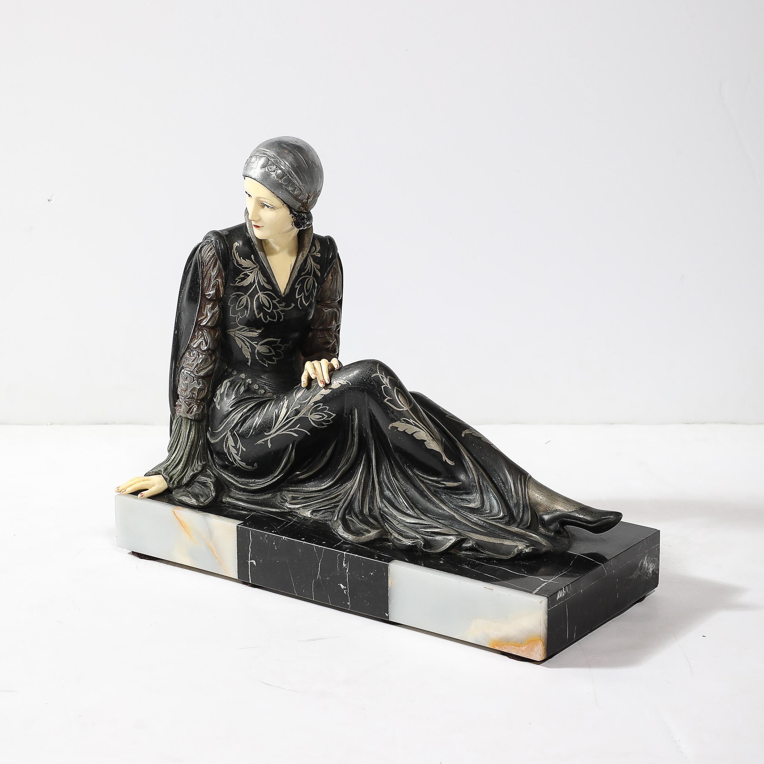 Art Deco Ivorine, scultura di flapper reclinata in bronzo e marmo dopo Chiparus In condizioni ottime in vendita a New York, NY