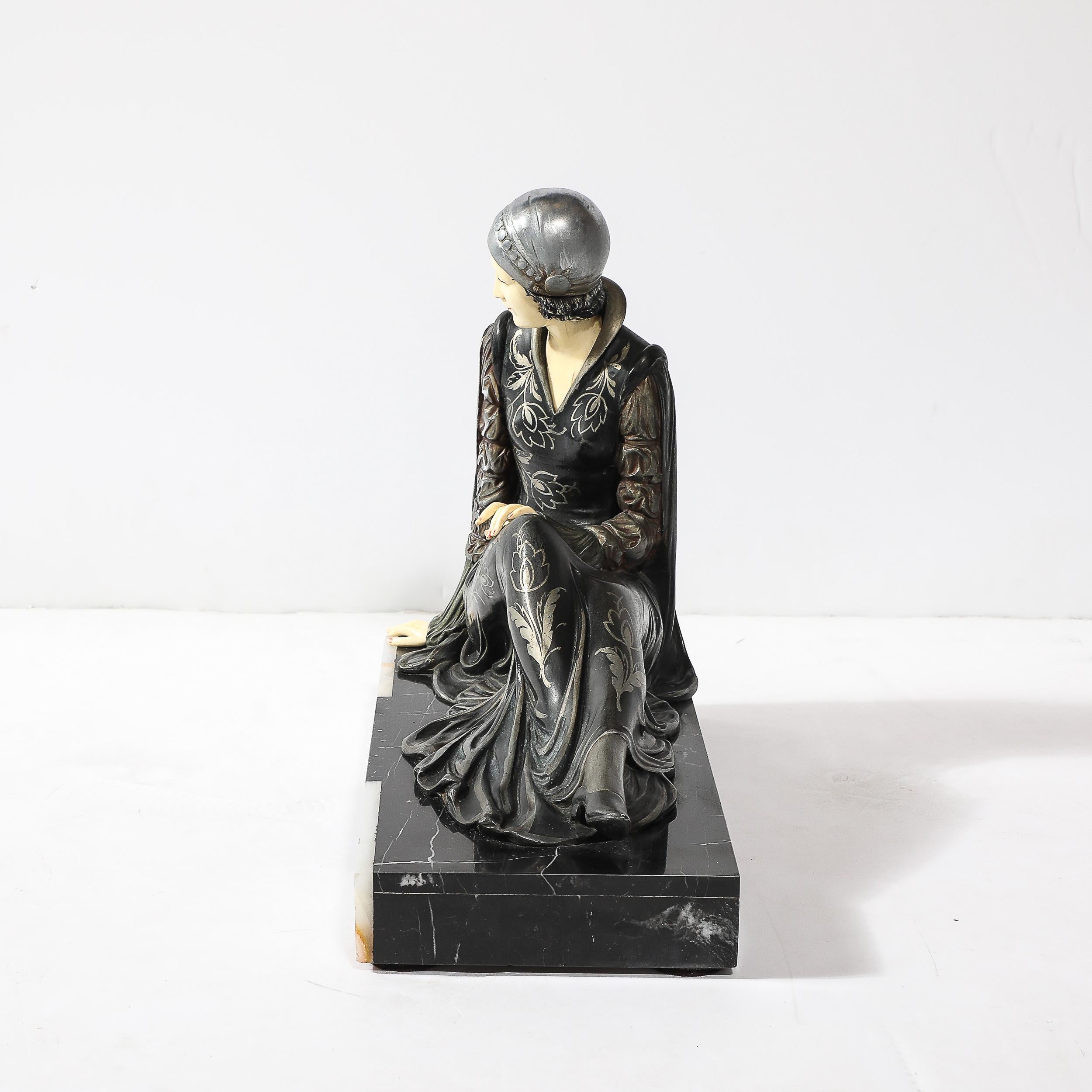 Inizio XX secolo Art Deco Ivorine, scultura di flapper reclinata in bronzo e marmo dopo Chiparus in vendita