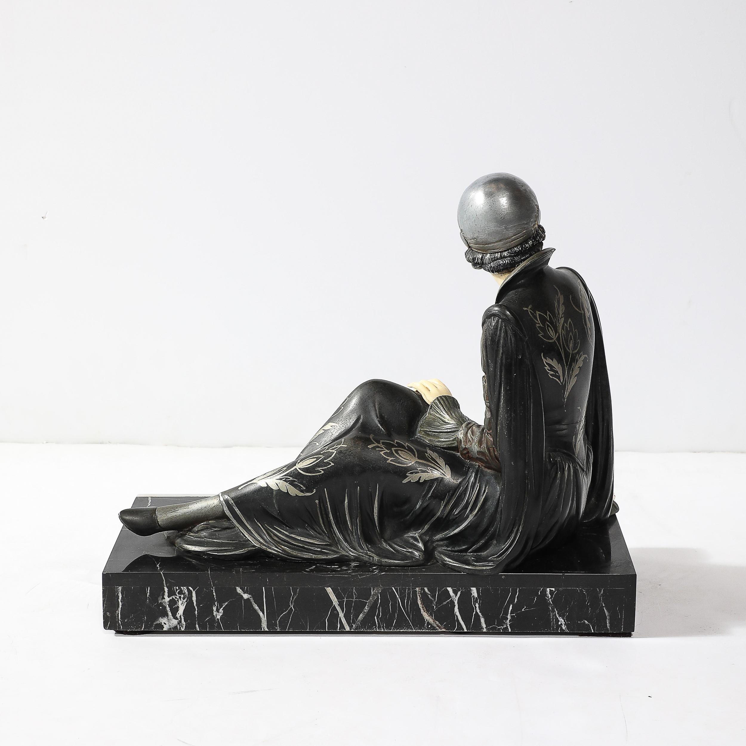 Bronzo Art Deco Ivorine, scultura di flapper reclinata in bronzo e marmo dopo Chiparus in vendita