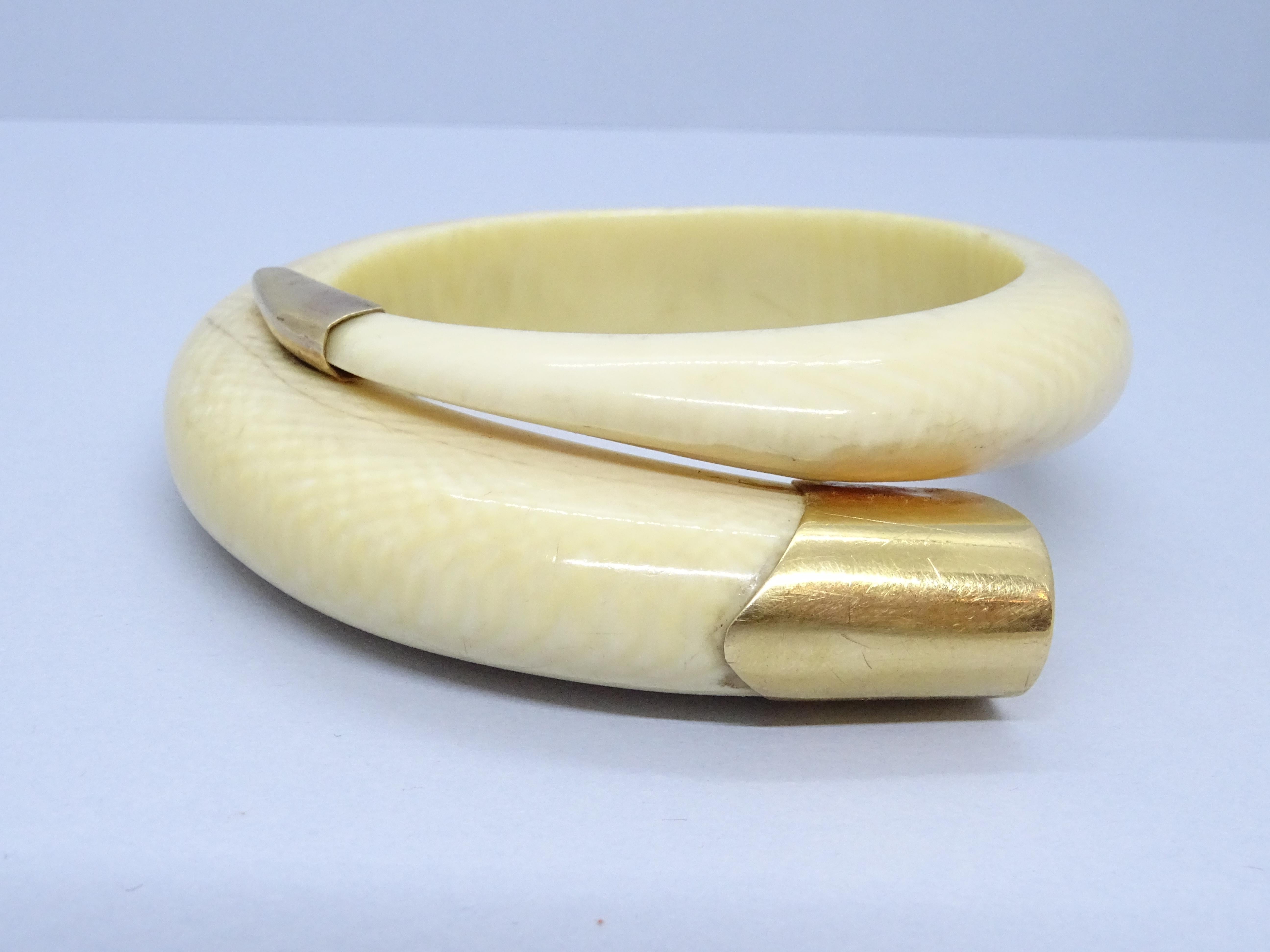 Exquisite and one of a kind  ivory bracelet or bracelet, decorated with gold finishes. This original bracelet very refined and elegant at the same time has a beautiful  decreasing serpentine shape demonstrates great precision when working with