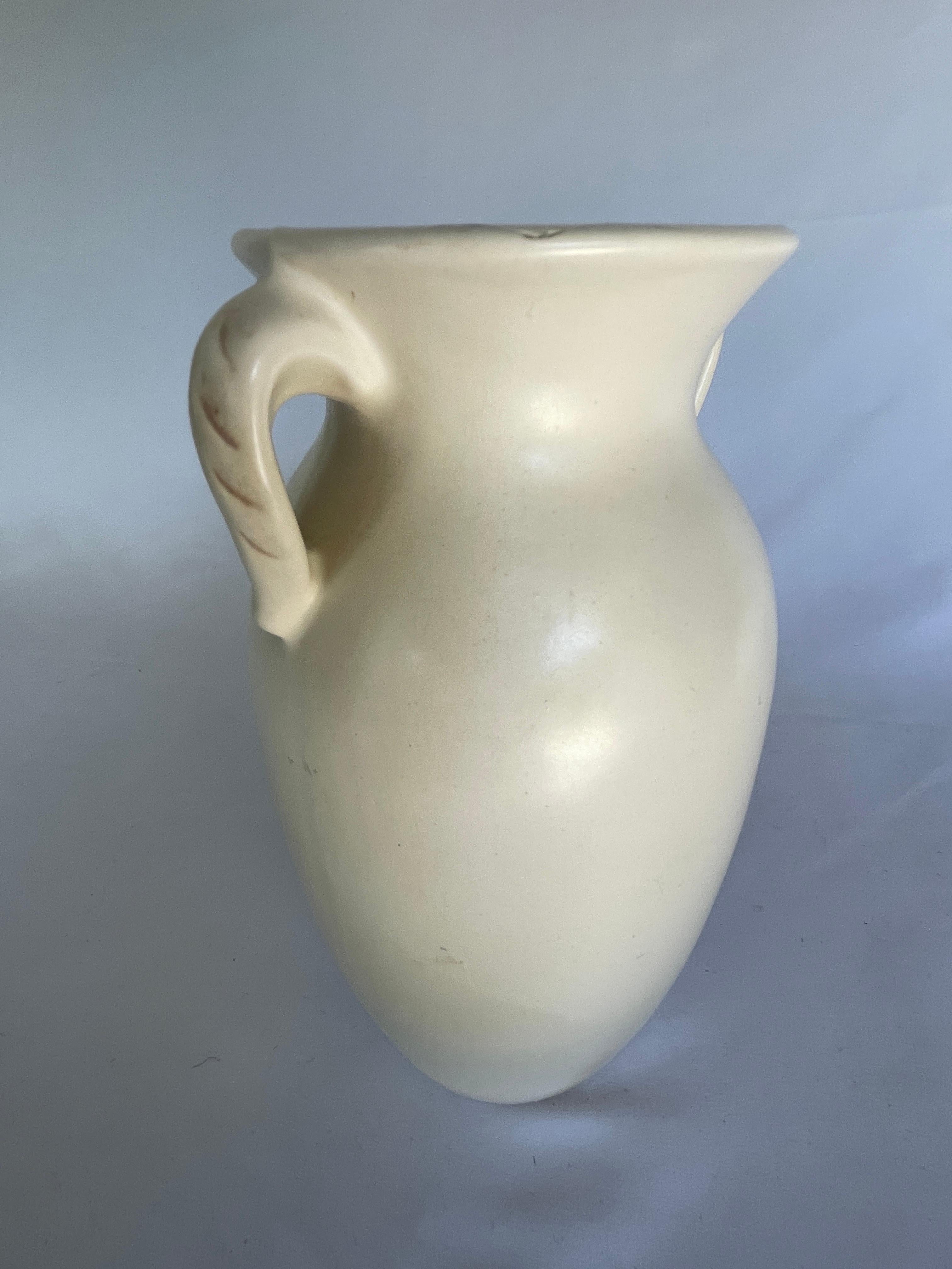 Vase en poterie ivoire Art Déco par Red Wing Bon état - En vente à New York, NY