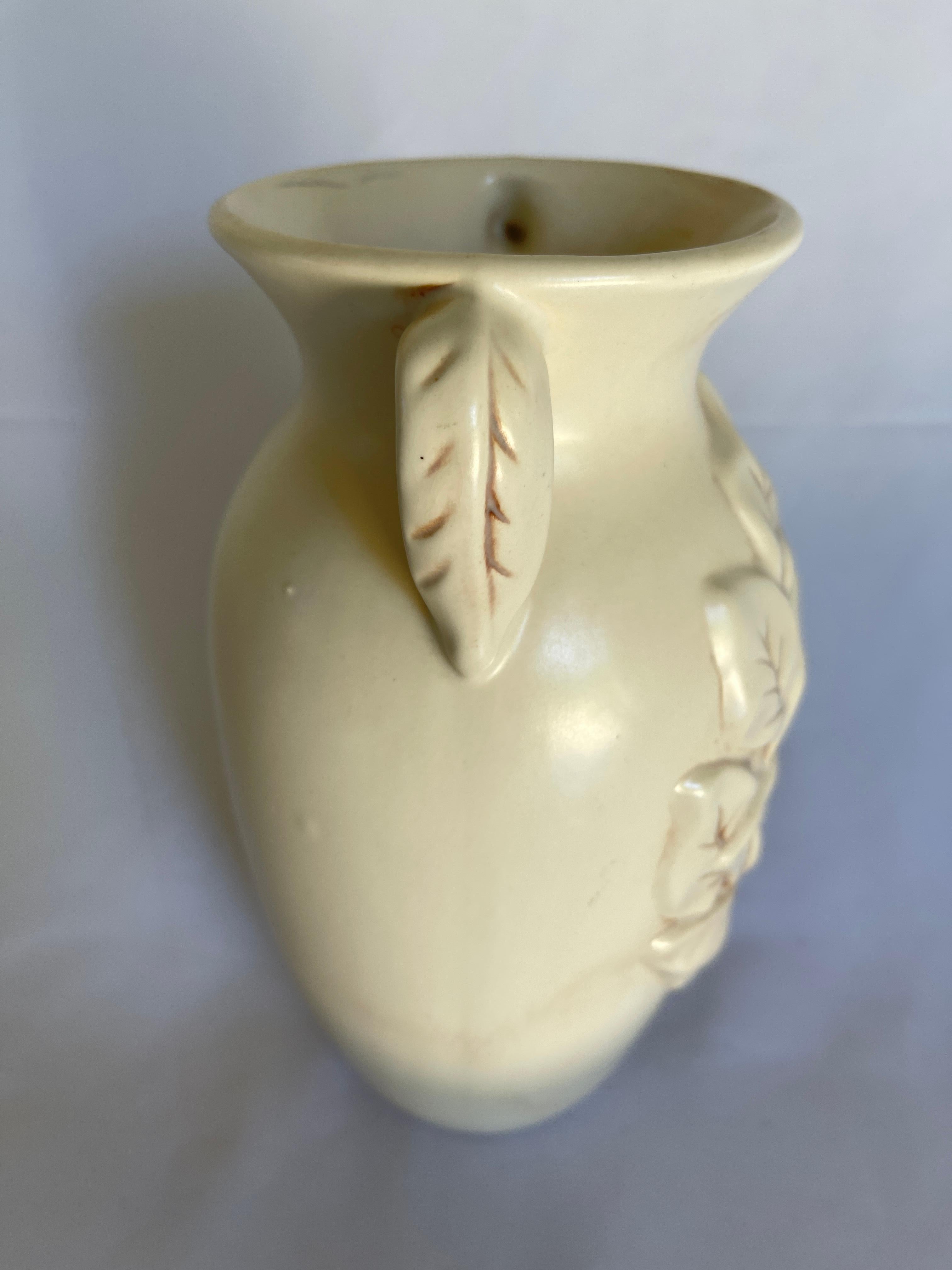 Art Deco Ivory Pottery Vase by Red Wing In Good Condition For Sale In New York, NY
