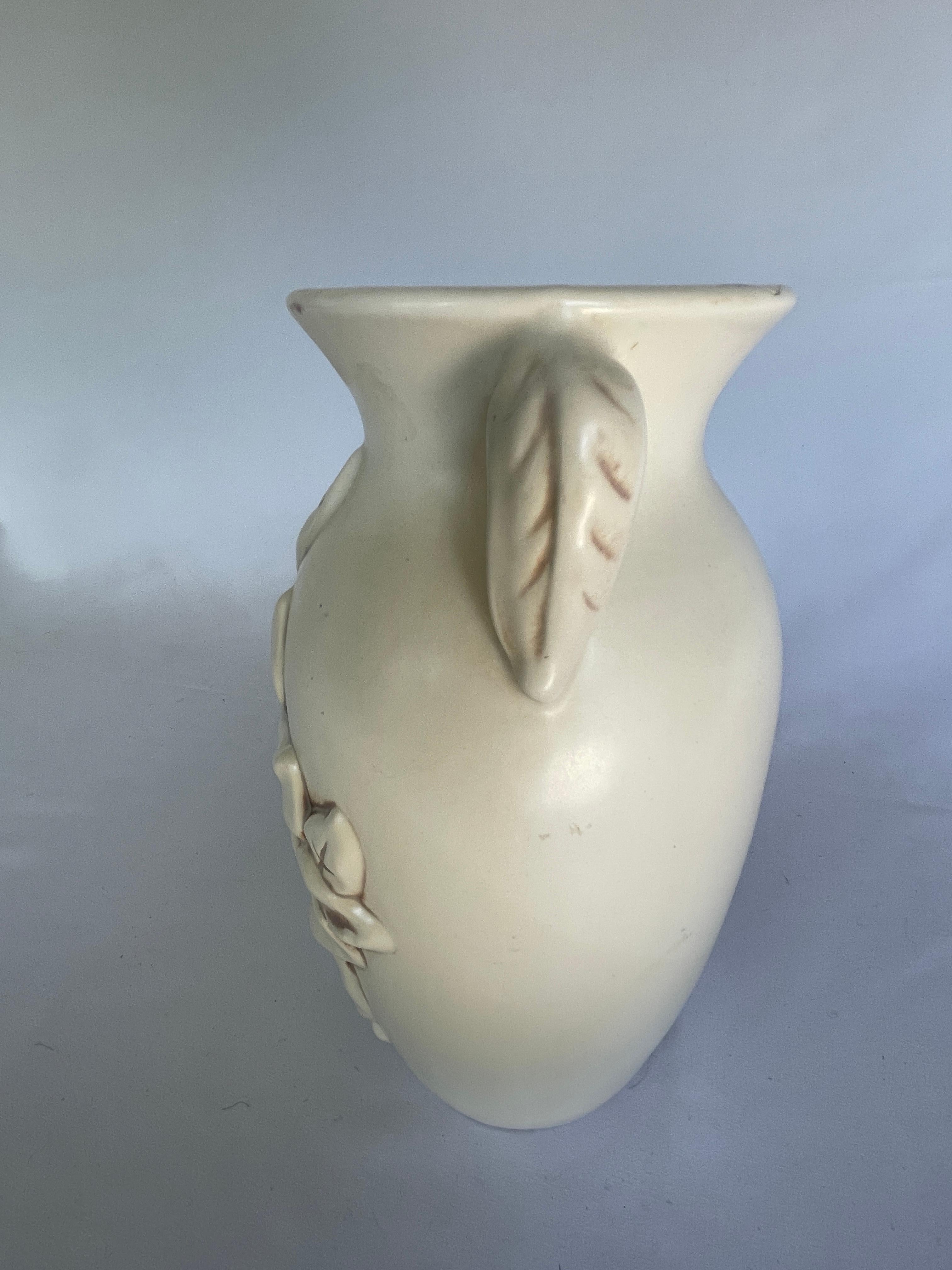 Américain Vase en poterie ivoire Art Déco par Red Wing en vente
