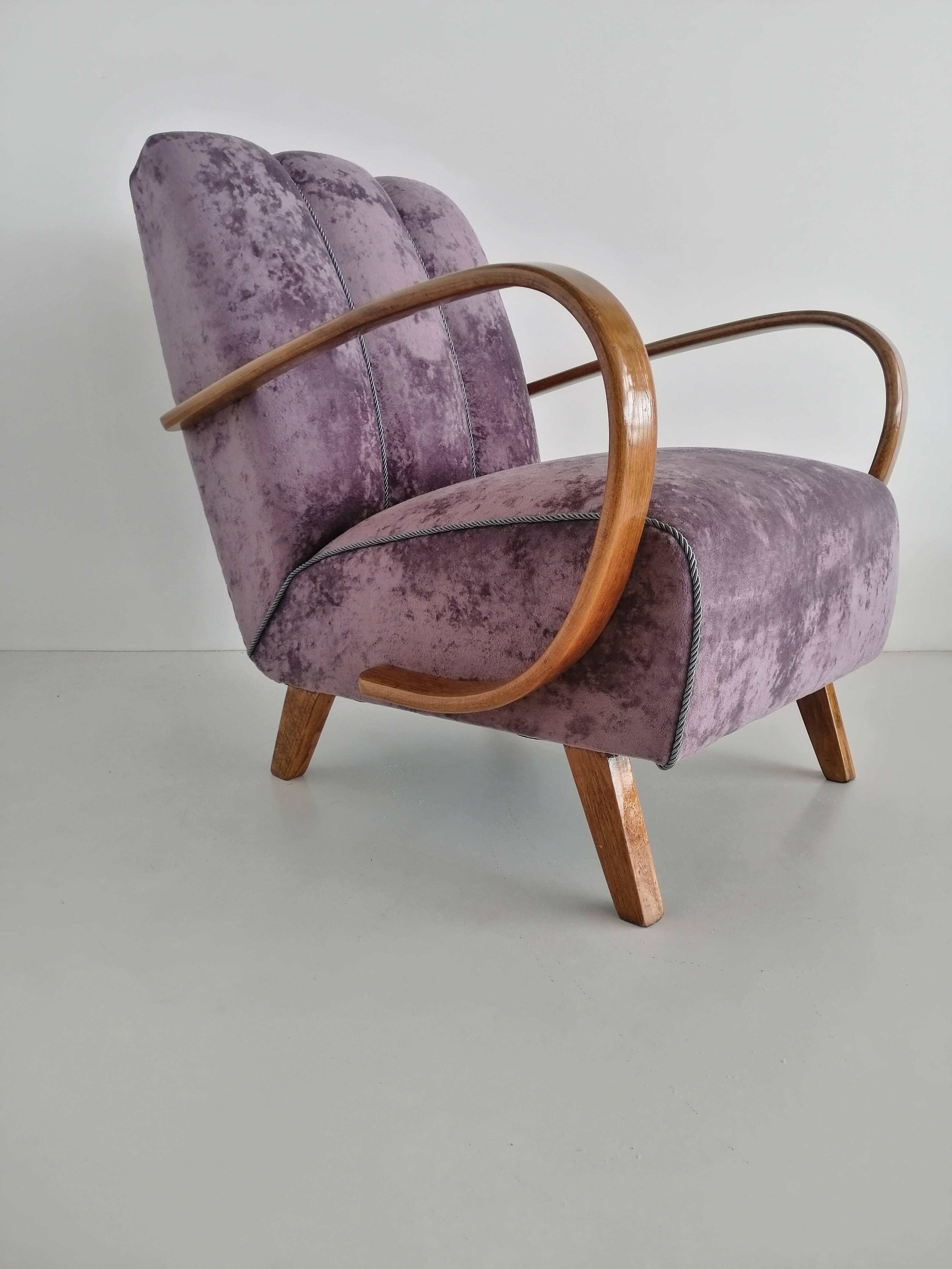 Art Deco Sessel von 1940 Tschechische Republik.
Entworfen von dem berühmten tschechischen Designer Jindrich Halabala, der zu den bedeutendsten Schöpfern der Moderne zählt. Der Höhepunkt seiner Karriere fiel in die 1930er und 1940er Jahre, als er