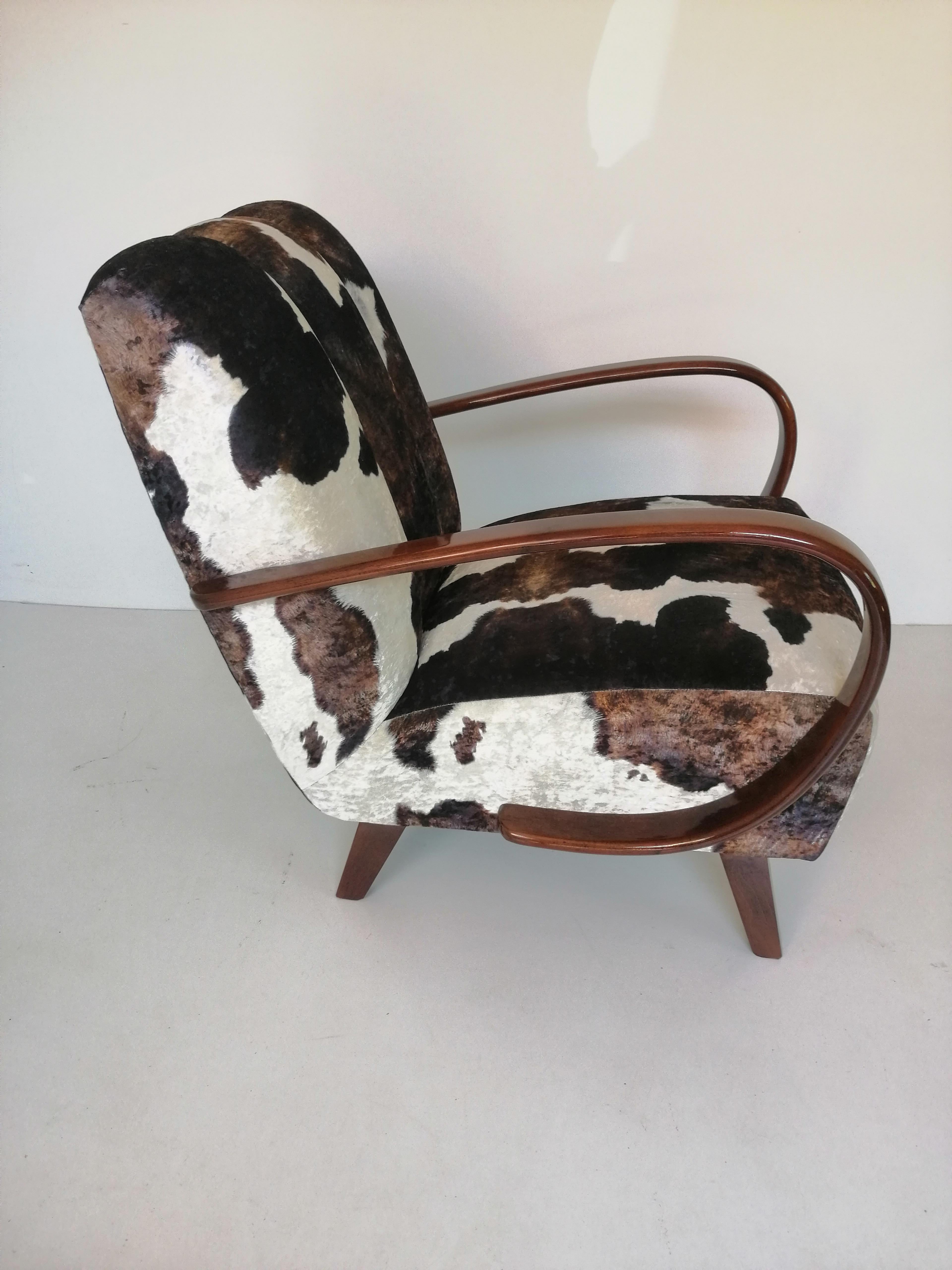 Art-Déco-Sessel aus der Tschechischen Republik von 1940.
Entworfen von dem berühmten tschechischen Designer Jindrich Halabala, der zu den bedeutendsten Schöpfern der Moderne zählt. Der Höhepunkt seiner Karriere fiel in die 1930er und 1940er Jahre,