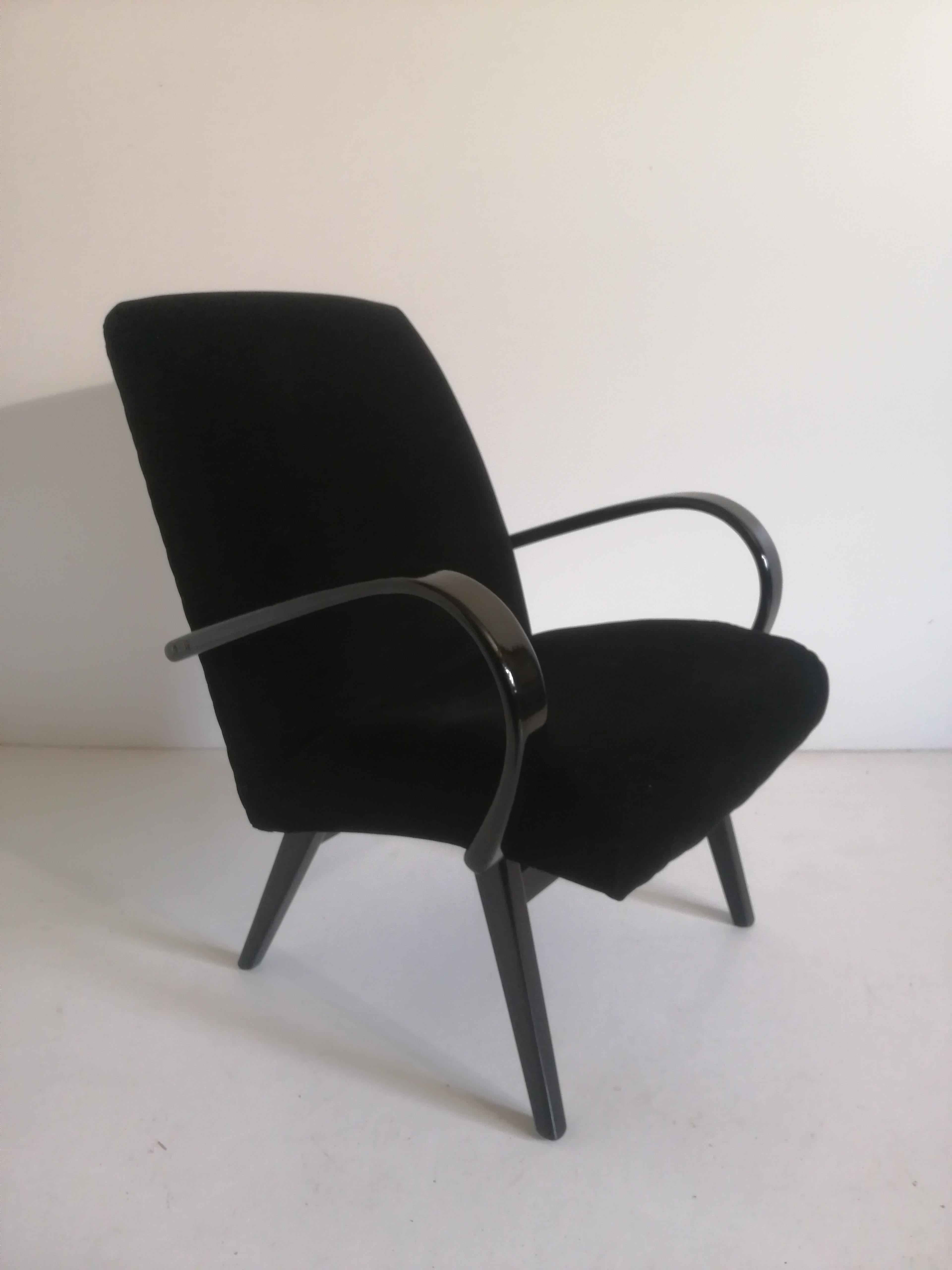 Art Deco Sessel von 1940, Tschechische Republik.
Entworfen von dem berühmten tschechischen Designer Jindrich Halabala, der zu den bedeutendsten Schöpfern der Moderne zählt. Den Höhepunkt seiner Karriere erlebte er in den 1930er und 1940er Jahren,
