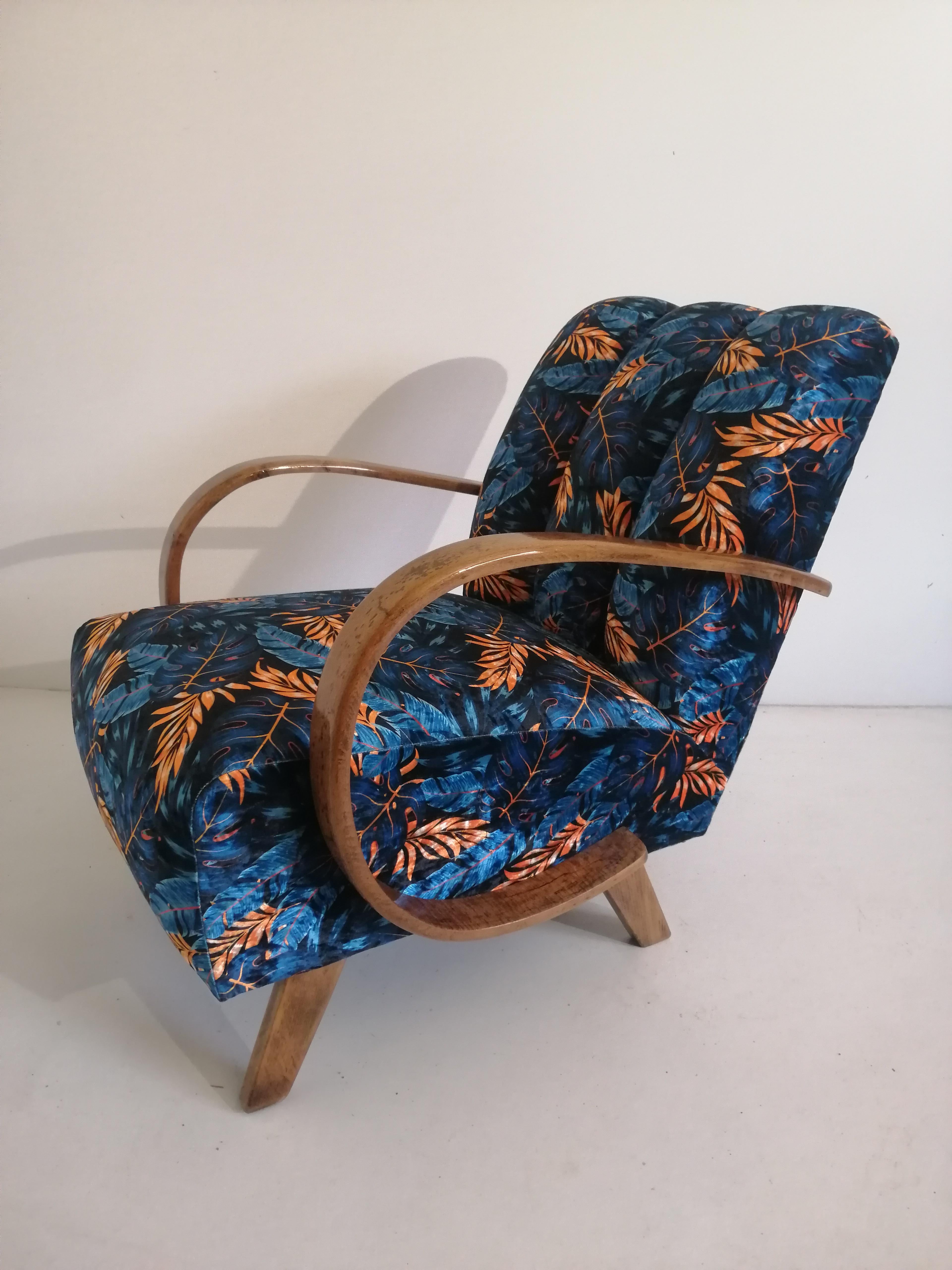 Fauteuil Art déco de 1940, République tchèque.
Conçu par un célèbre designer tchèque, Jindrich Halabala, (un designer tchèque classé parmi les créateurs les plus remarquables de la période moderne. L'apogée de sa carrière se situe dans les années