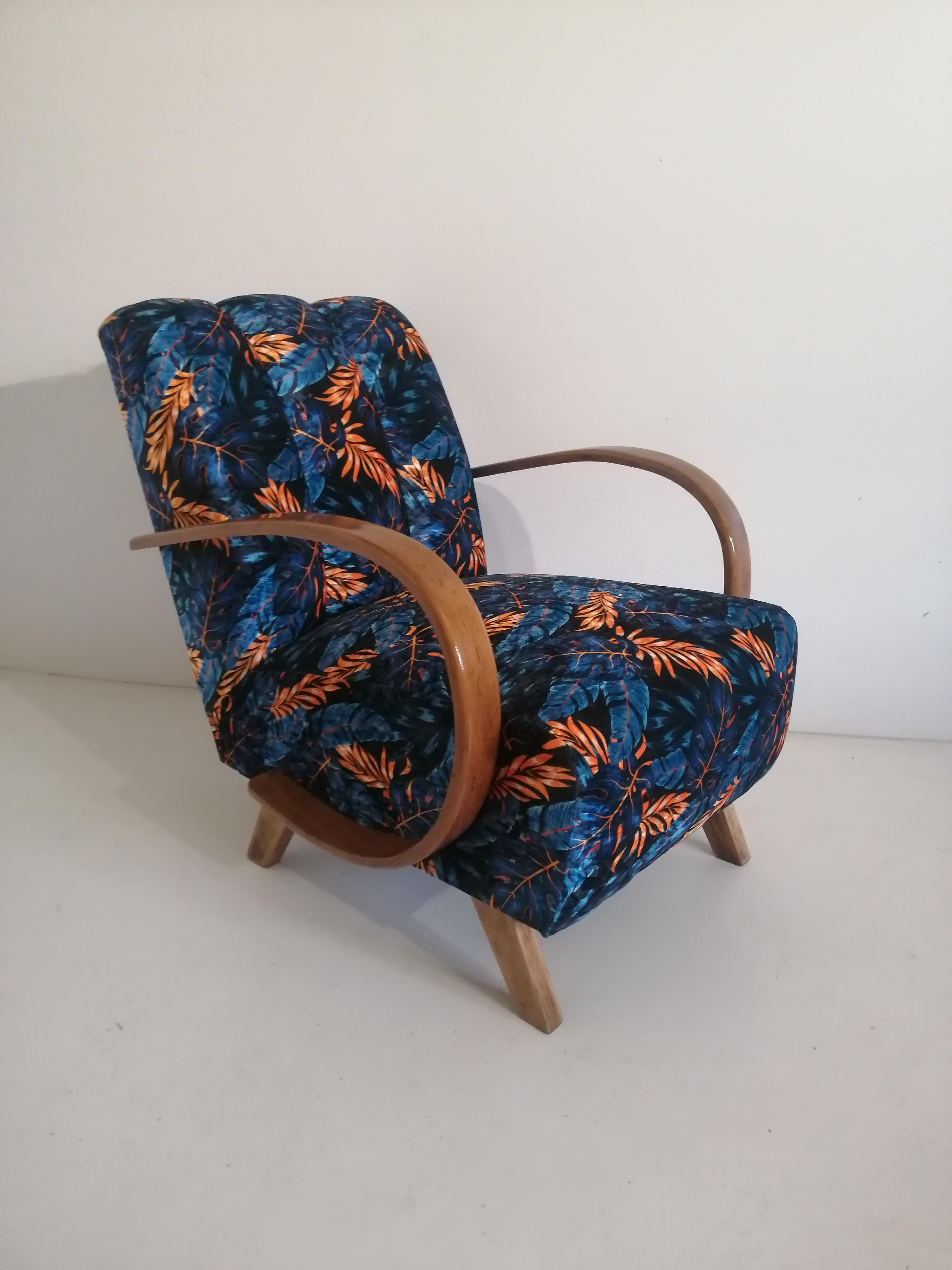 Fauteuil Art déco de 1940, République tchèque.
Conçu par un célèbre designer tchèque, Jindrich Halabala, (un designer tchèque classé parmi les créateurs les plus remarquables de la période moderne. L'apogée de sa carrière se situe dans les années