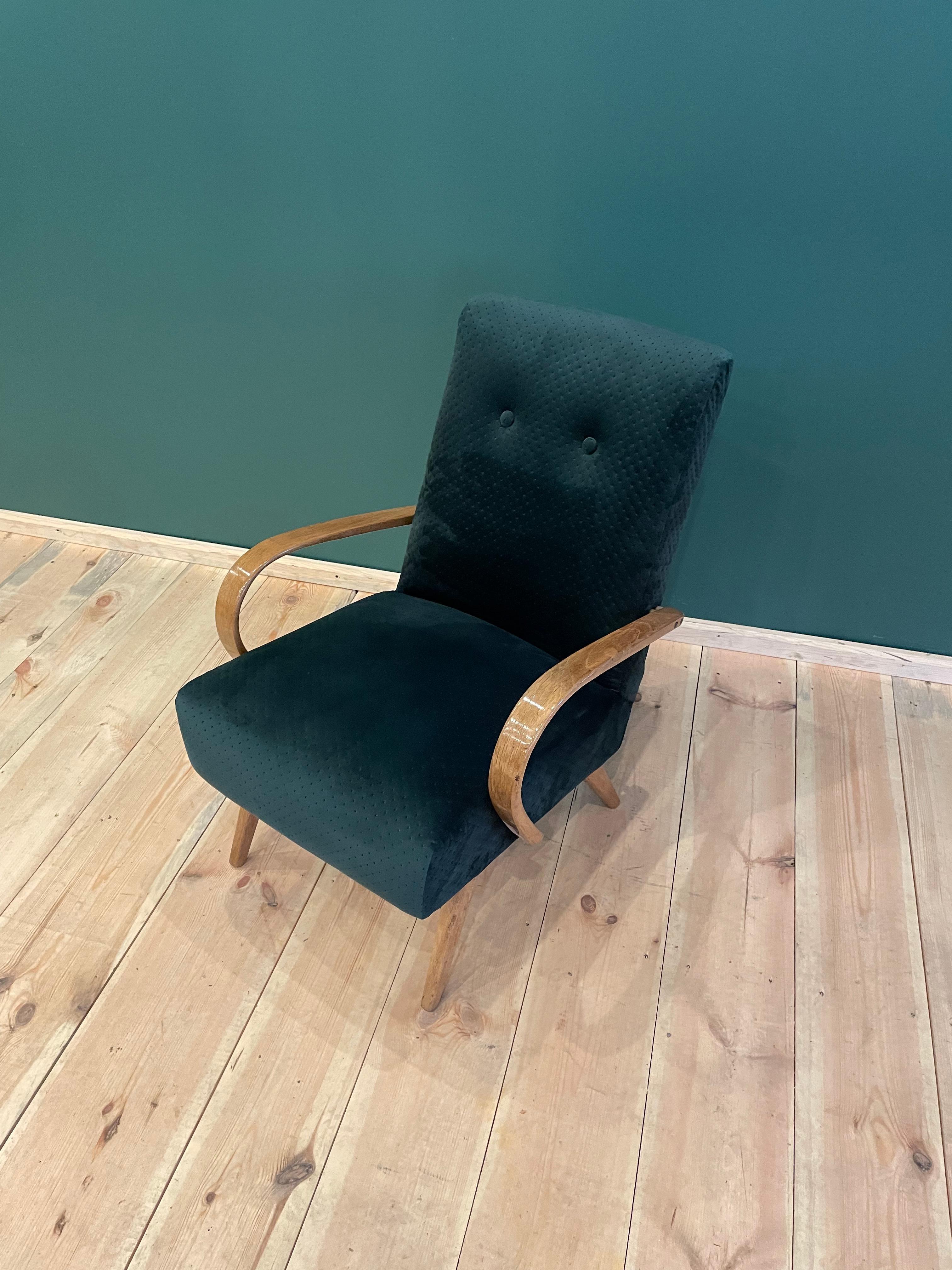 Sillón Art Déco de 1940, República Checa.
Diseñado por el famoso diseñador checo Jindrich Halabala, (un diseñador checo clasificado entre los creadores más destacados de la época moderna. El punto álgido de su carrera tuvo lugar en los años 30 y
