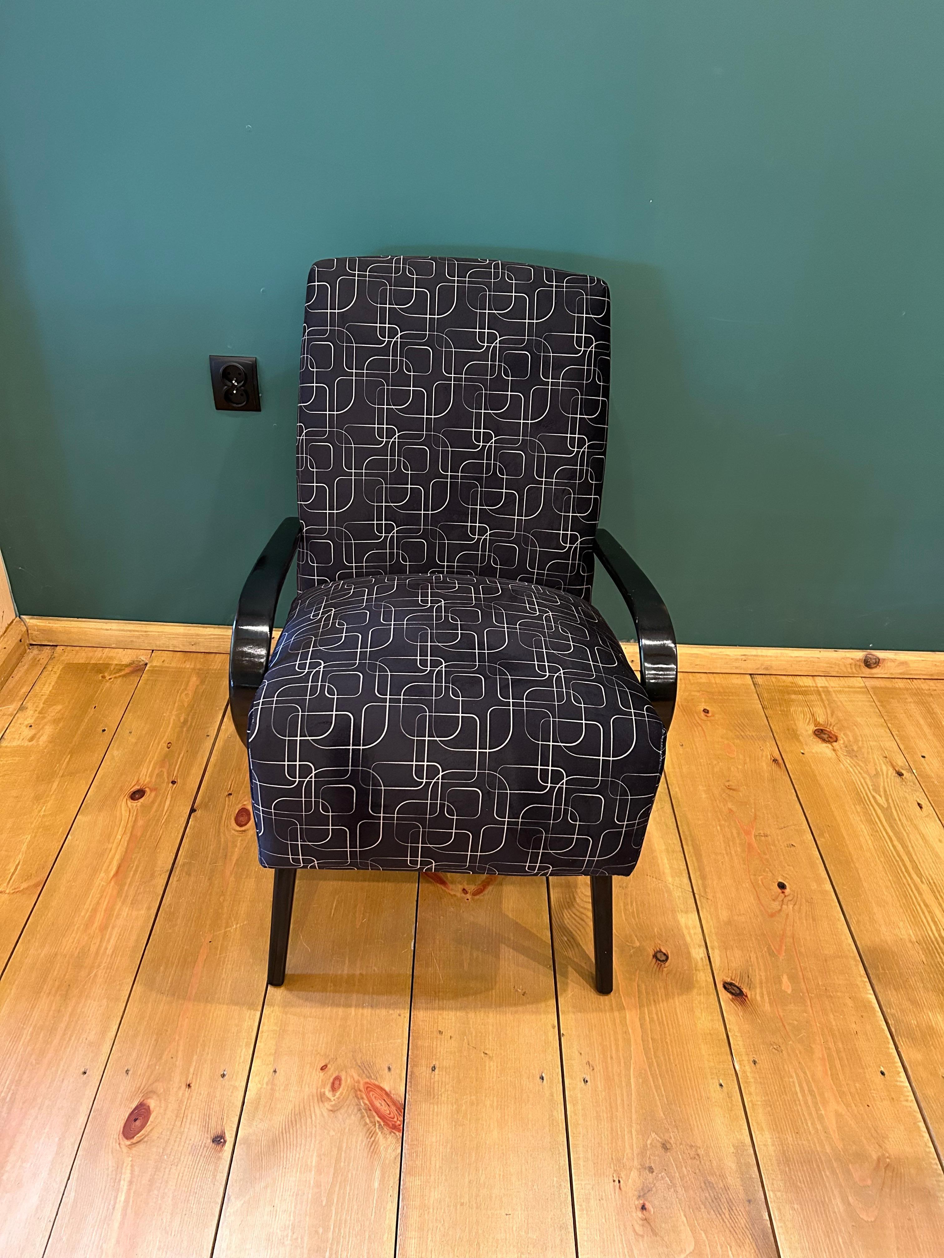 Sillón Art Déco de 1940, República Checa.
Diseñado por el famoso diseñador checo Jindrich Halabala, (un diseñador checo clasificado entre los creadores más destacados de la época moderna. El punto álgido de su carrera tuvo lugar en los años 30 y 40,