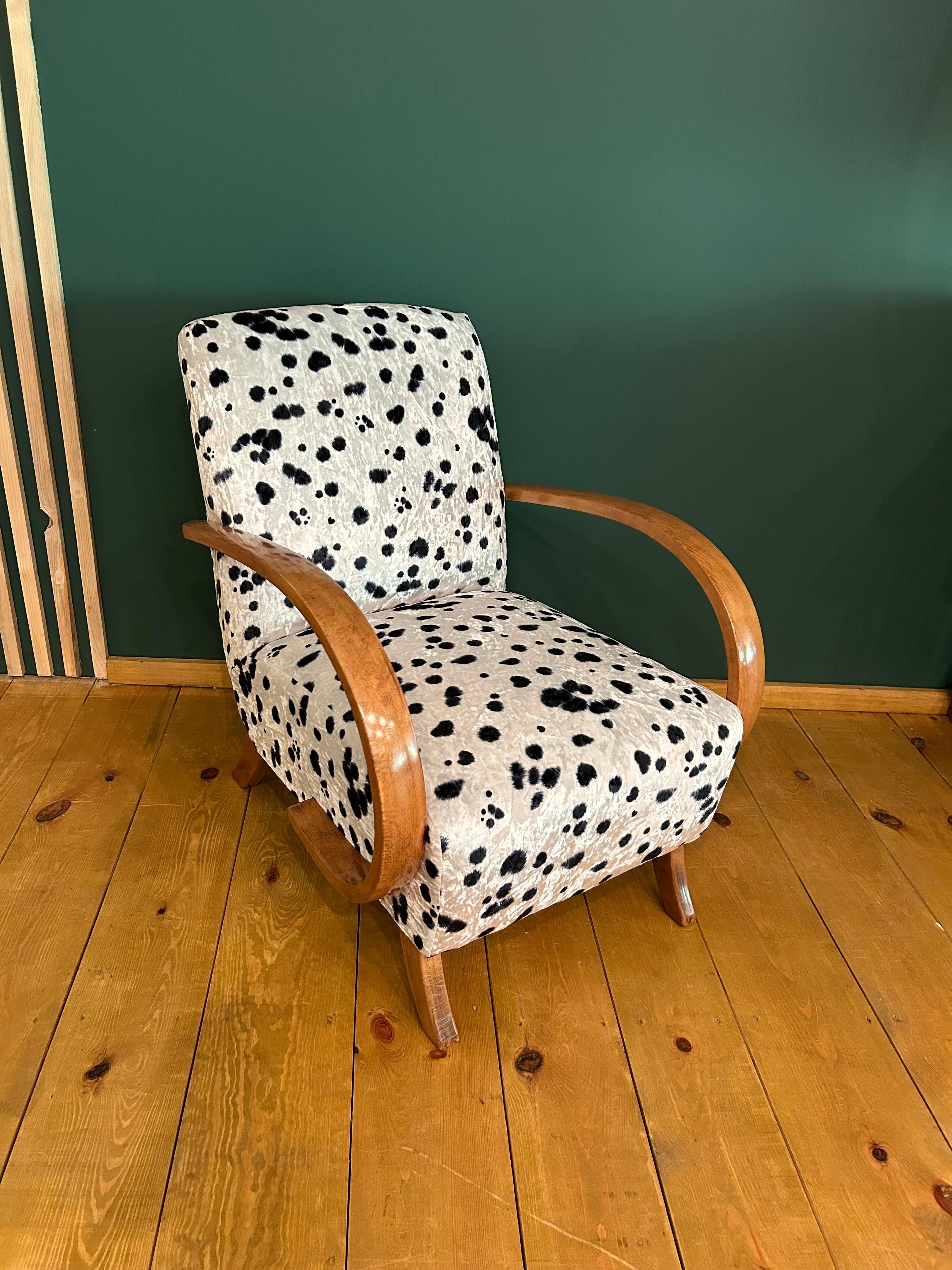 Sillón Art Déco de 1940, República Checa.
Diseñado por el famoso diseñador checo Jindrich Halabala, (un diseñador checo clasificado entre los creadores más destacados de la época moderna. El punto álgido de su carrera tuvo lugar en los años 30 y 40,