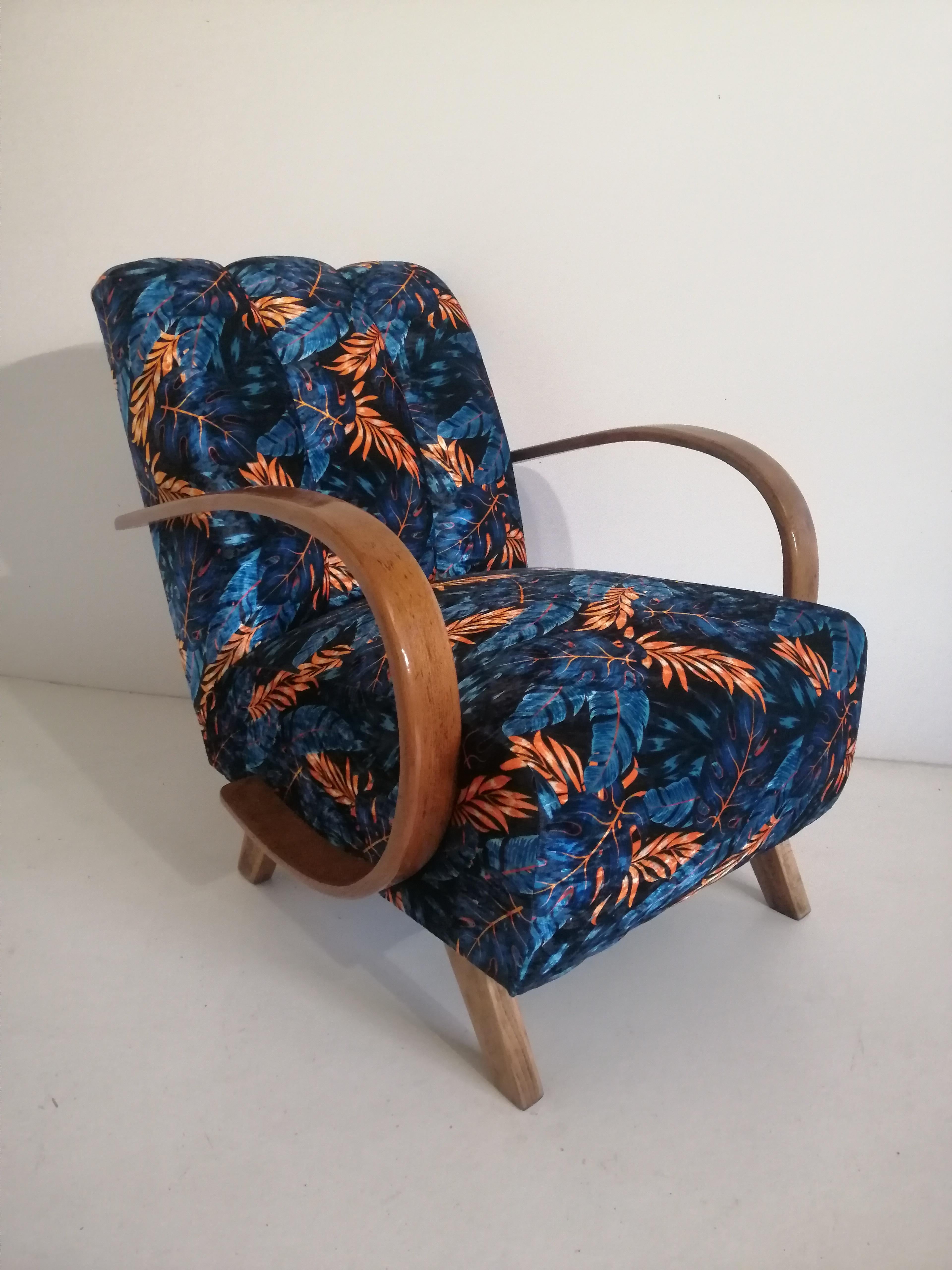 Noyer Fauteuil Art Déco J. Halabala en vente