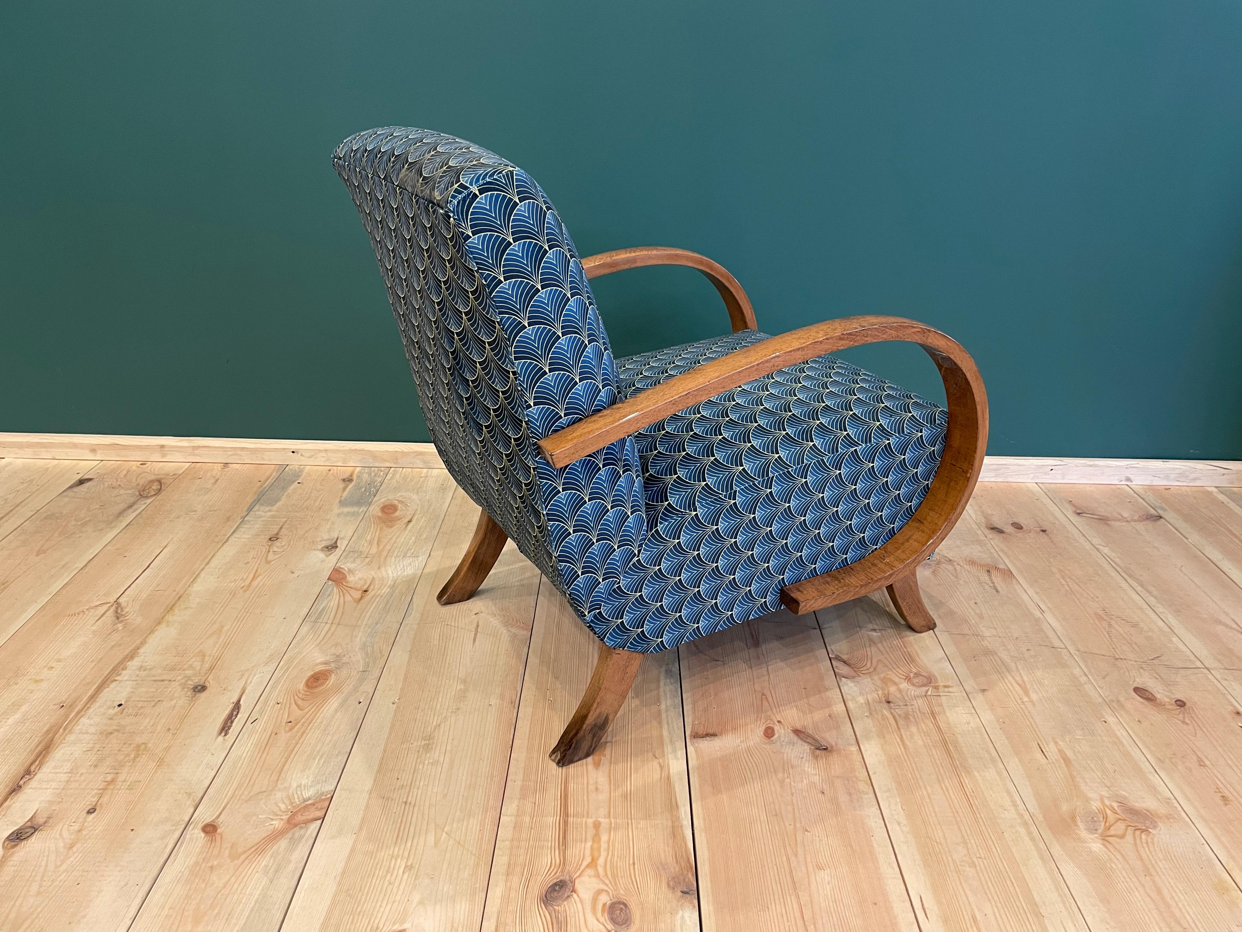 Noyer Fauteuil Art Déco J. Halabala en vente