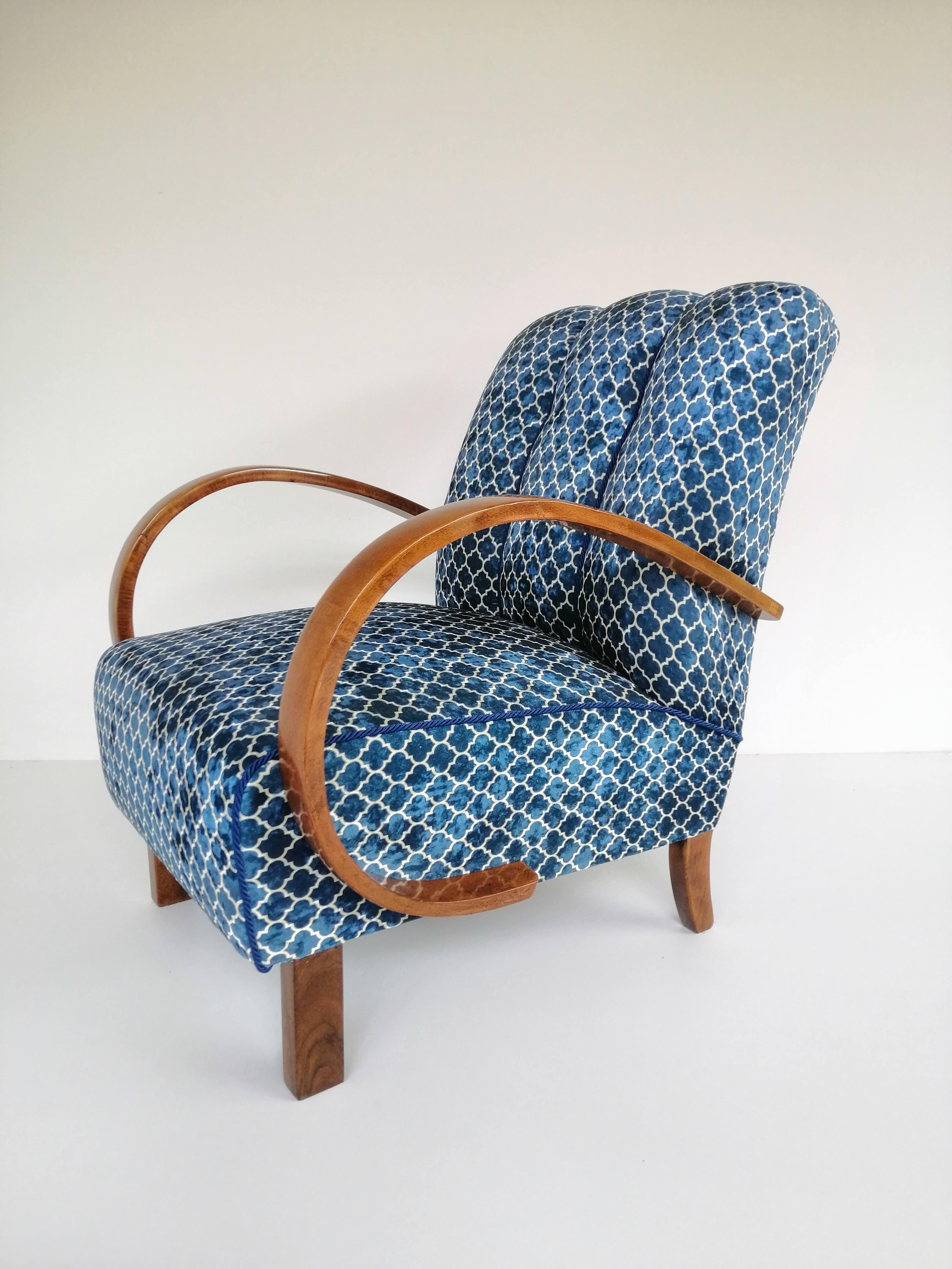  Sillón Art Déco de 1940, República Checa.
Diseñado por el famoso diseñador checo Jindrich Halabala, (un diseñador checo clasificado entre los creadores más destacados de la época moderna. El punto álgido de su carrera tuvo lugar en los años 30 y