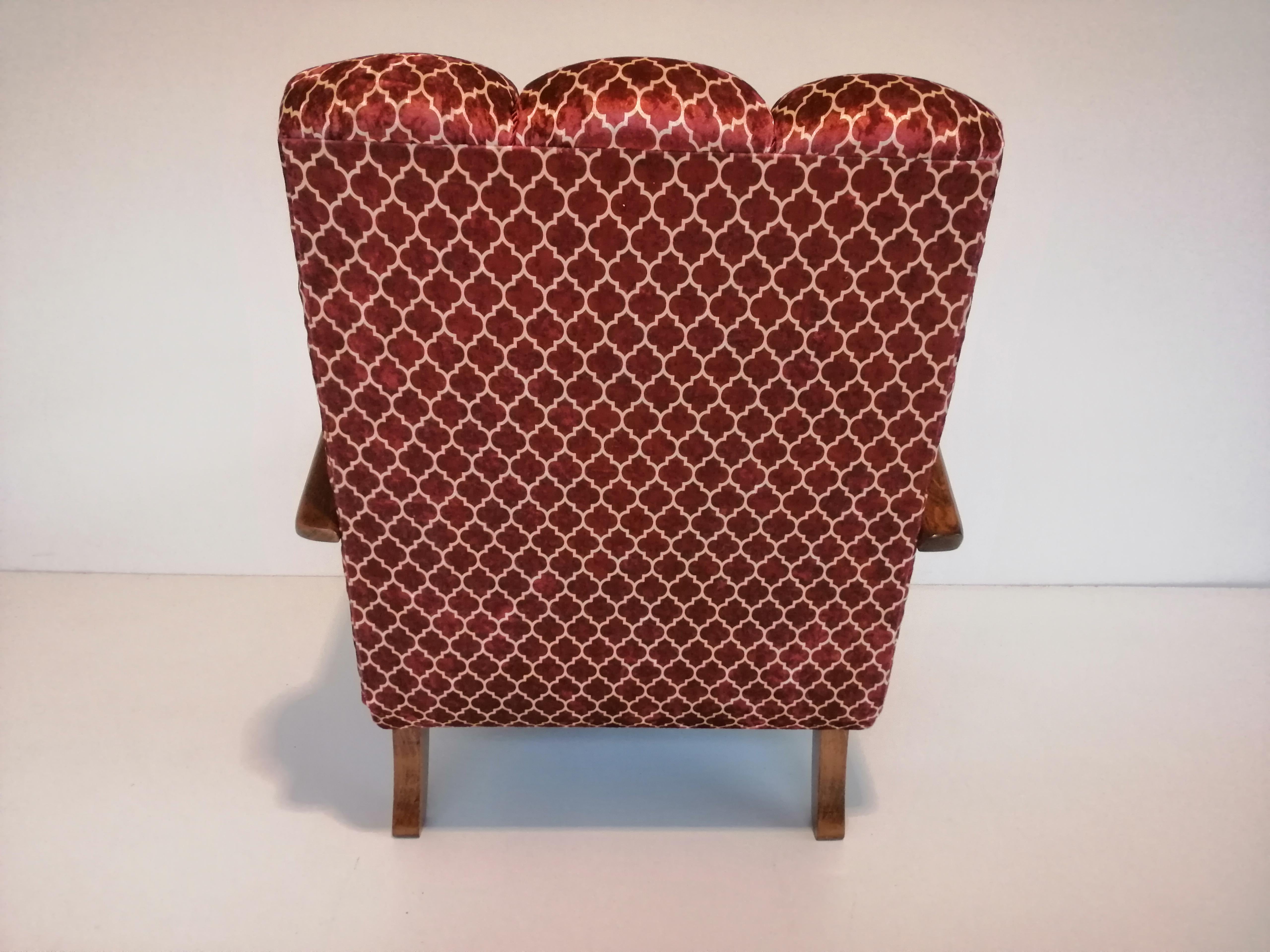  Fauteuil Art déco de 1940, République tchèque.
Conçu par un célèbre designer tchèque, Jindrich Halabala, (un designer tchèque classé parmi les créateurs les plus remarquables de la période moderne. L'apogée de sa carrière se situe dans les années