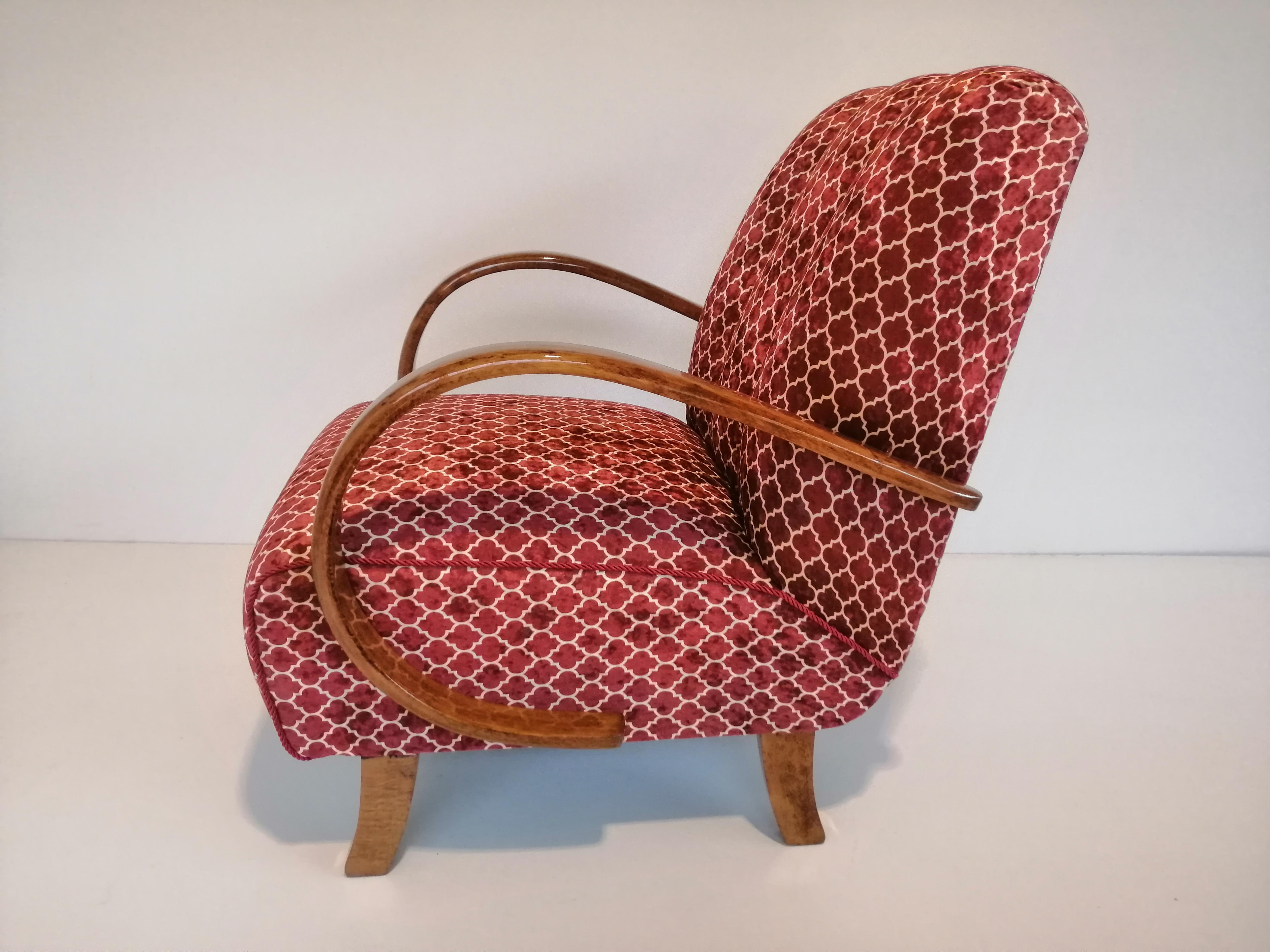  Art-Déco-Sessel aus der Tschechischen Republik von 1940.
Entworfen von dem berühmten tschechischen Designer Jindrich Halabala, der zu den bedeutendsten Schöpfern der Moderne zählt. Der Höhepunkt seiner Karriere fiel in die 1930er und 1940er Jahre,
