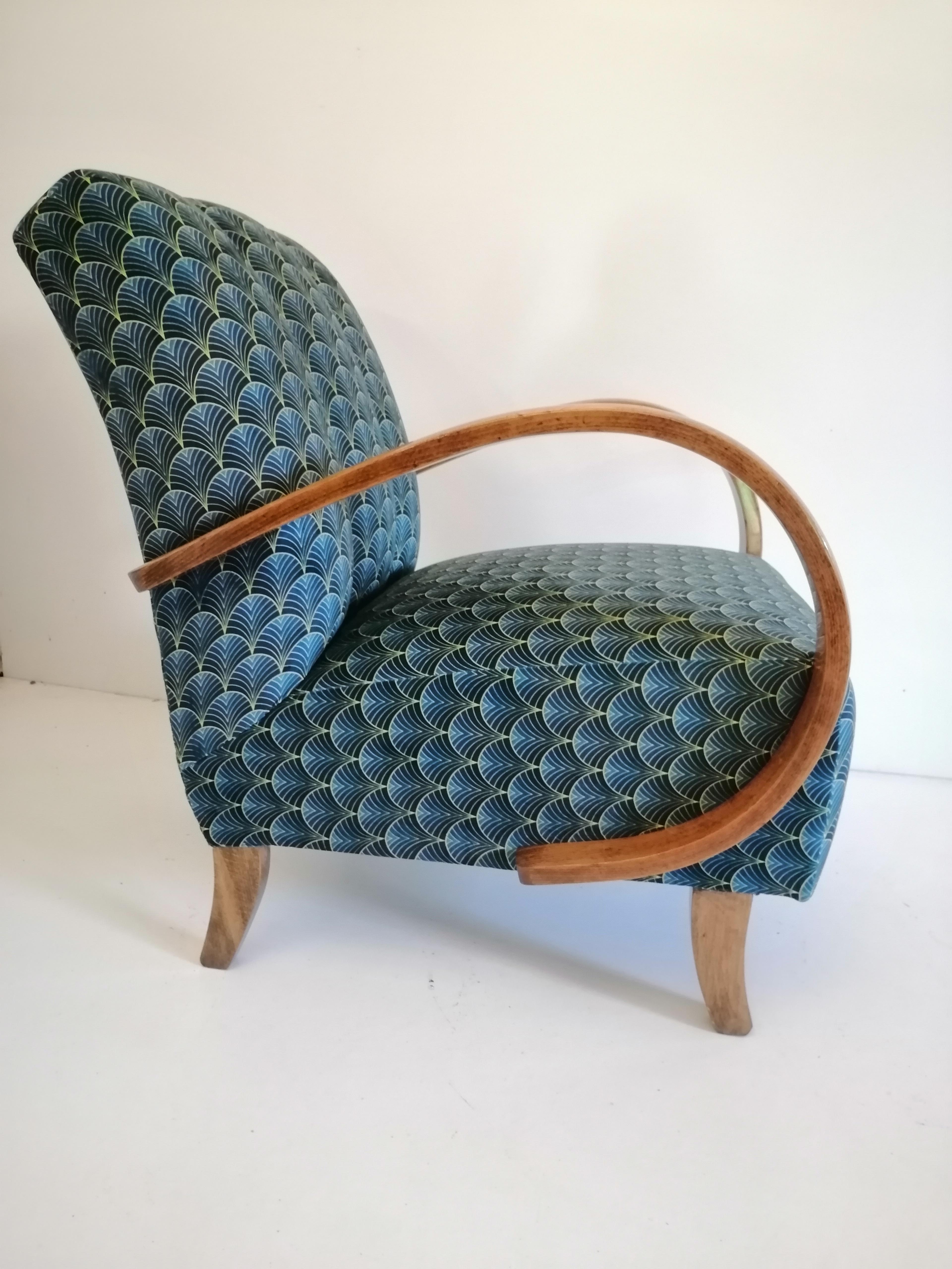 Art Deco Sessel von 1940, Tschechische Republik.
Entworfen von dem berühmten tschechischen Designer Jindrich Halabala, der zu den bedeutendsten Schöpfern der Moderne zählt. Der Höhepunkt seiner Karriere fiel in die 1930er und 1940er Jahre, als er