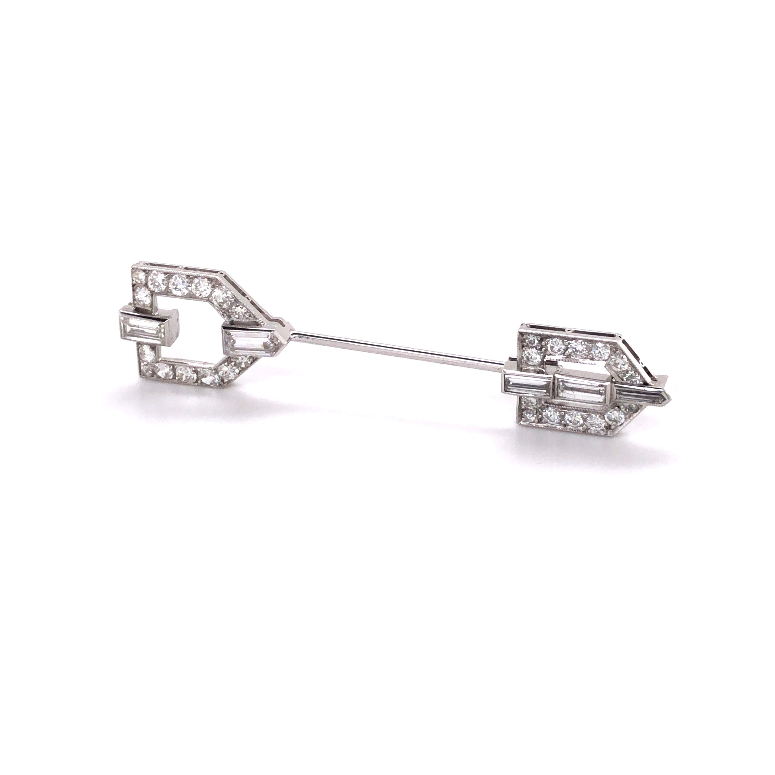 This arrow shaped jabot pin is an exquisite example of Art Deco jewellery.
With its geometric shape, both in terms of the outer form and the diamond cuts, the pin still looks as modern today as it did when it was made.
The pin is composed of two