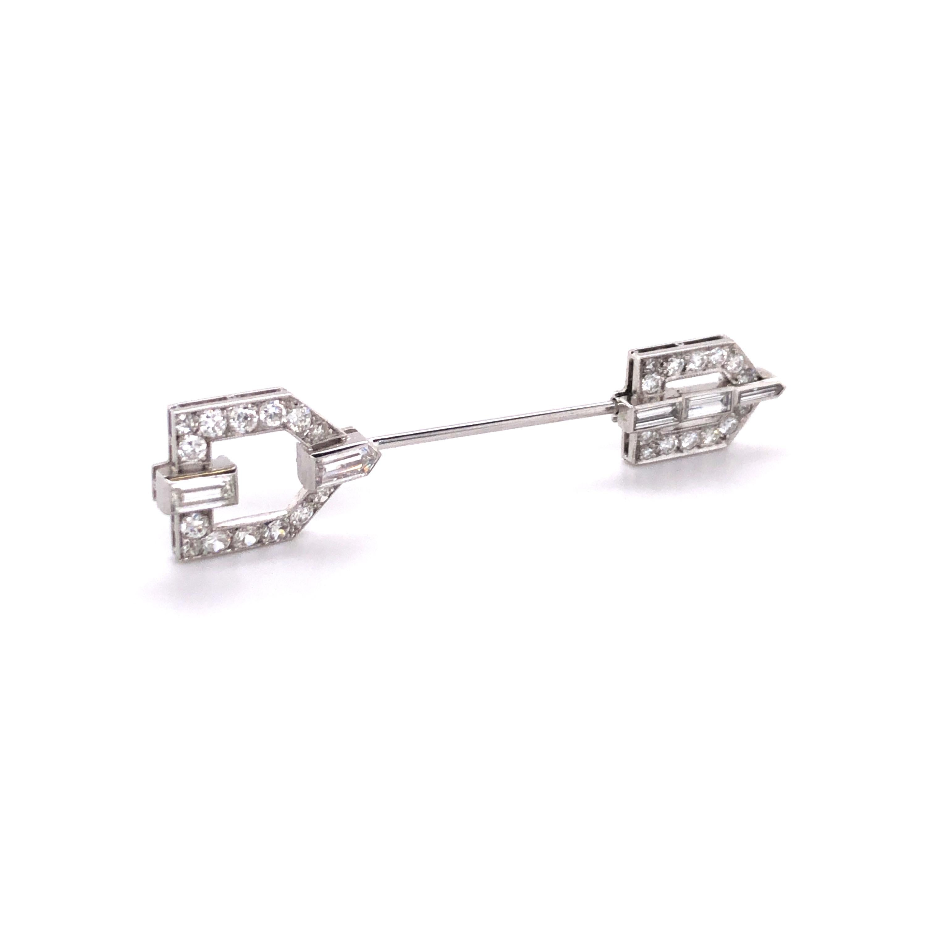 Art Deco Jabot Pin with Diamonds in Platinum and 18 Karat White Gold (Art déco)