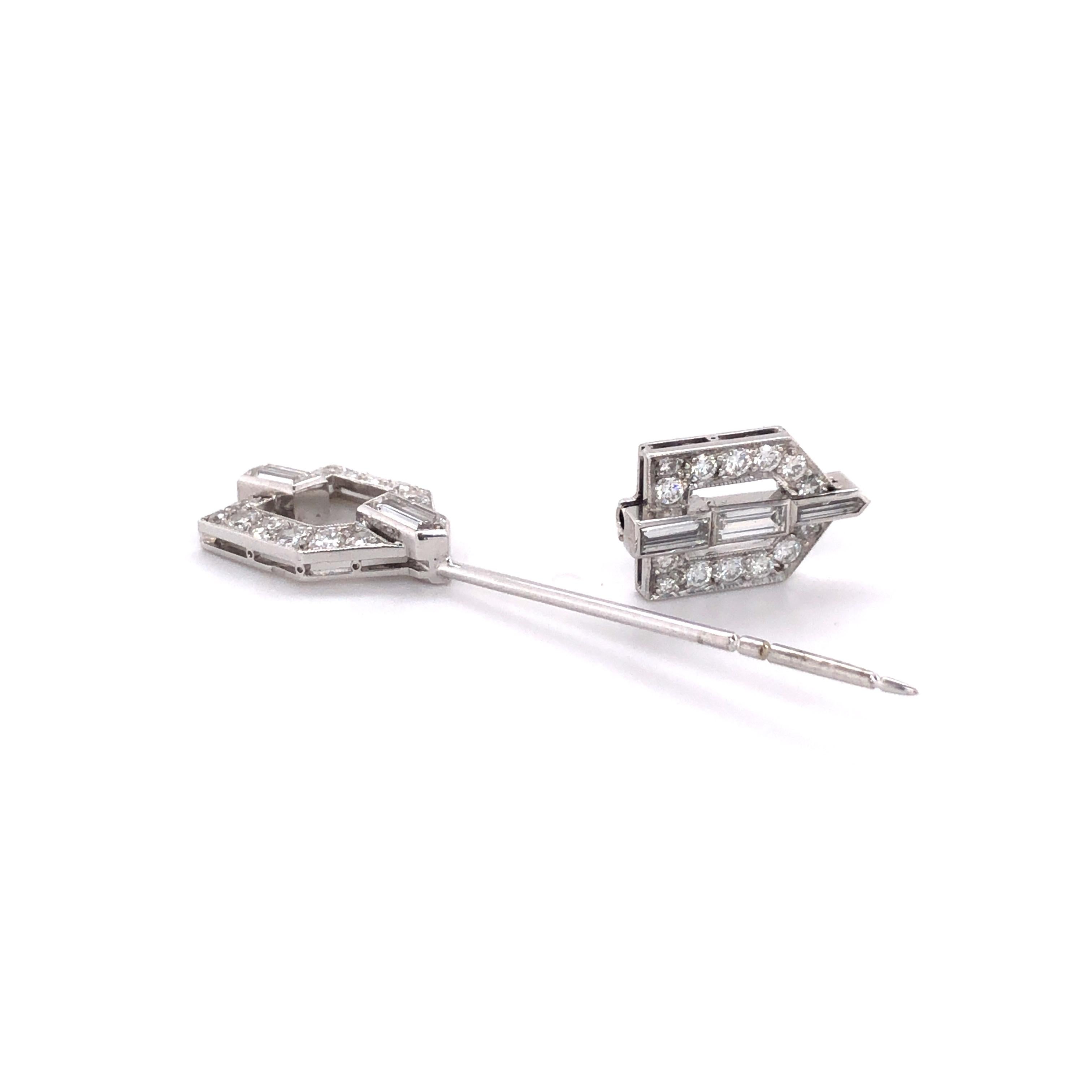 Art Deco Jabot Pin with Diamonds in Platinum and 18 Karat White Gold im Zustand „Gut“ in Lucerne, CH