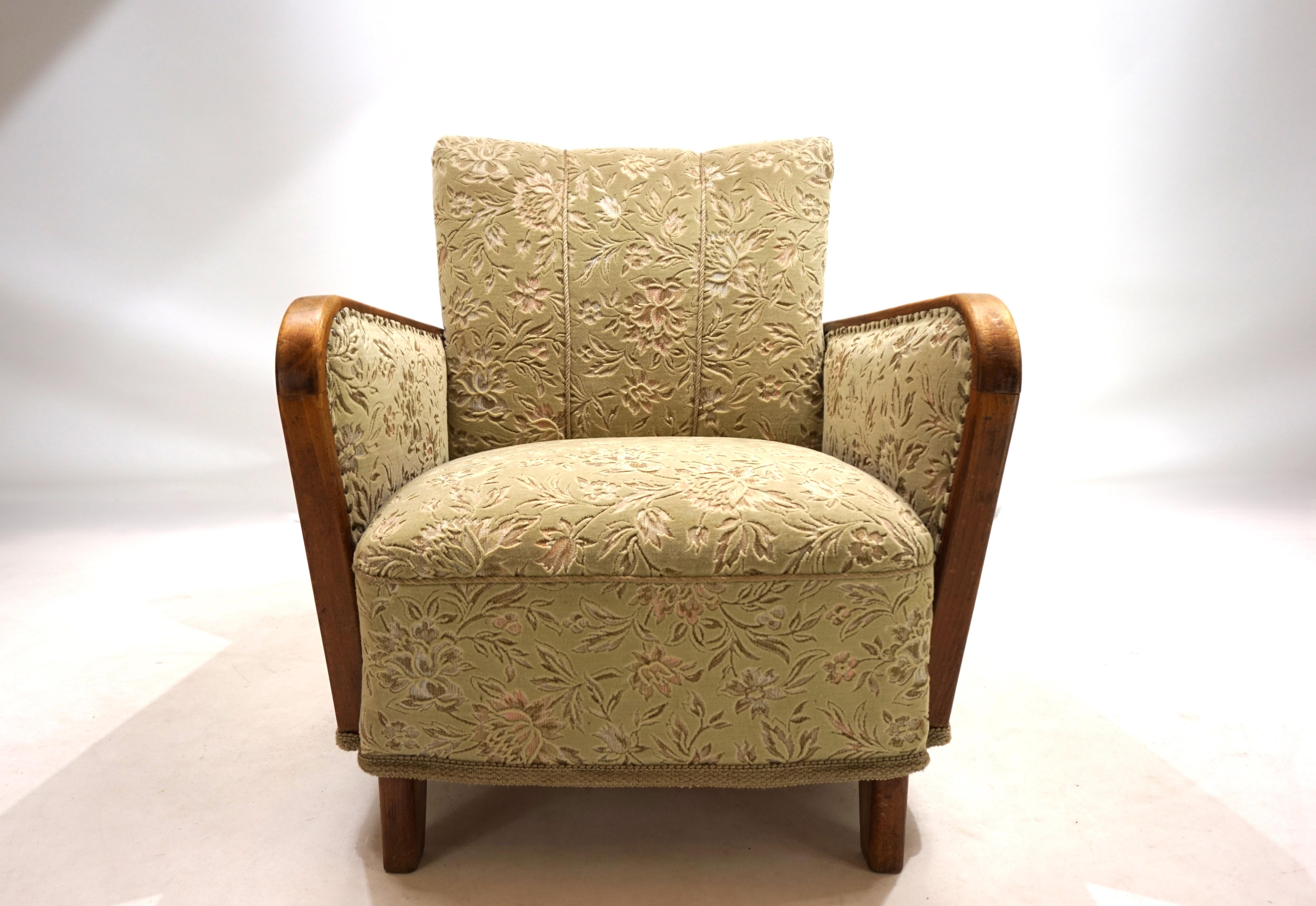 The Art Deco armchair comes in its original cover with only minimal signs of wear on the fabric. The jacquard velvet fabric in a mint tone has a beautiful play of colors and is in very good condition. The floral patterns of the fabric are typical of