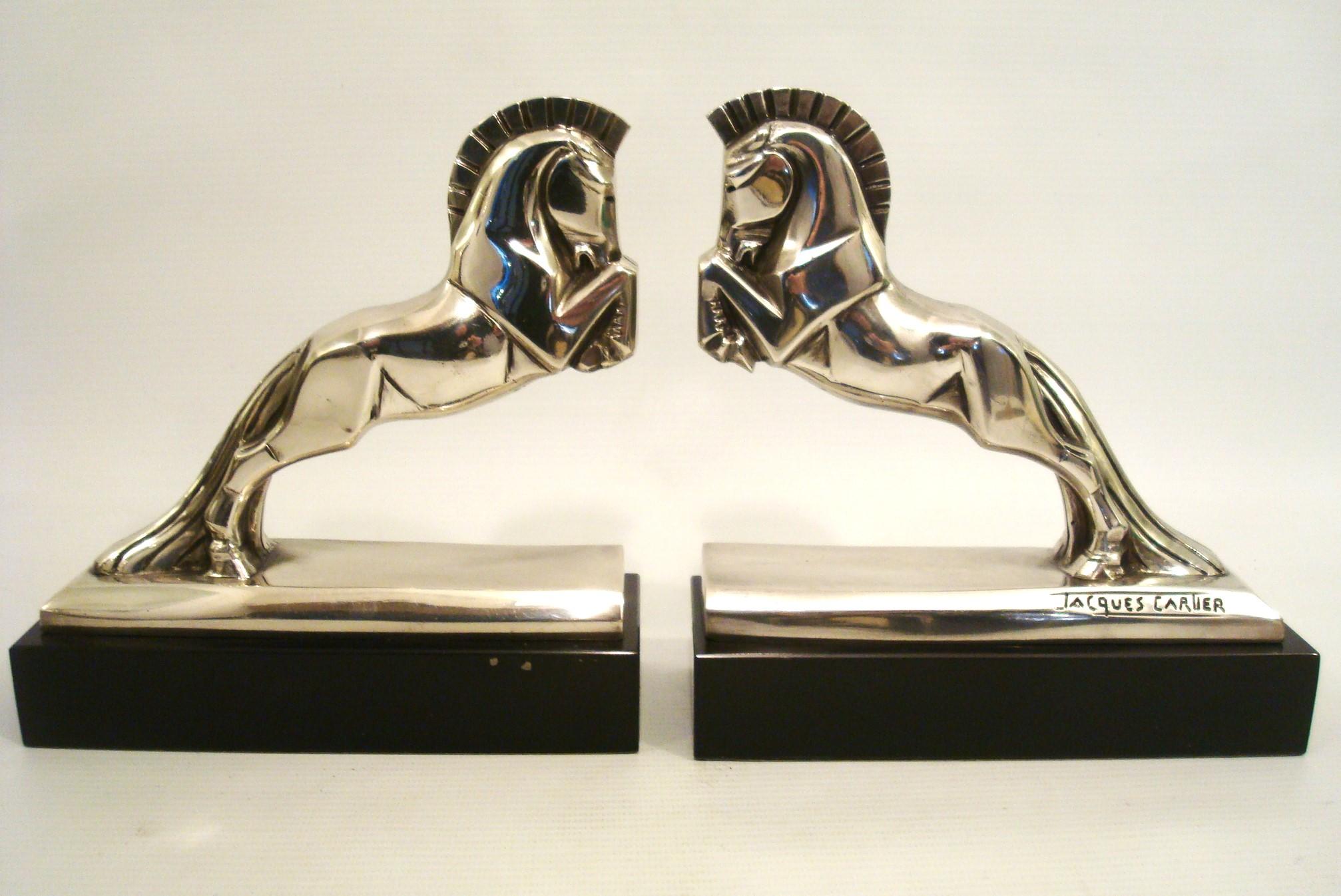 Art Deco Jacques Cartier Pferd Buchstützen Bronze-Skulptur. c 1925 Frankreich. Ein atemberaubendes Paar Buchstützen im Art-Deco-Stil. Versilberte Bronze Art Deco Pferd Buchstützen von Jacques Cartier (Französisch, 1907-2001). Beide signiert und