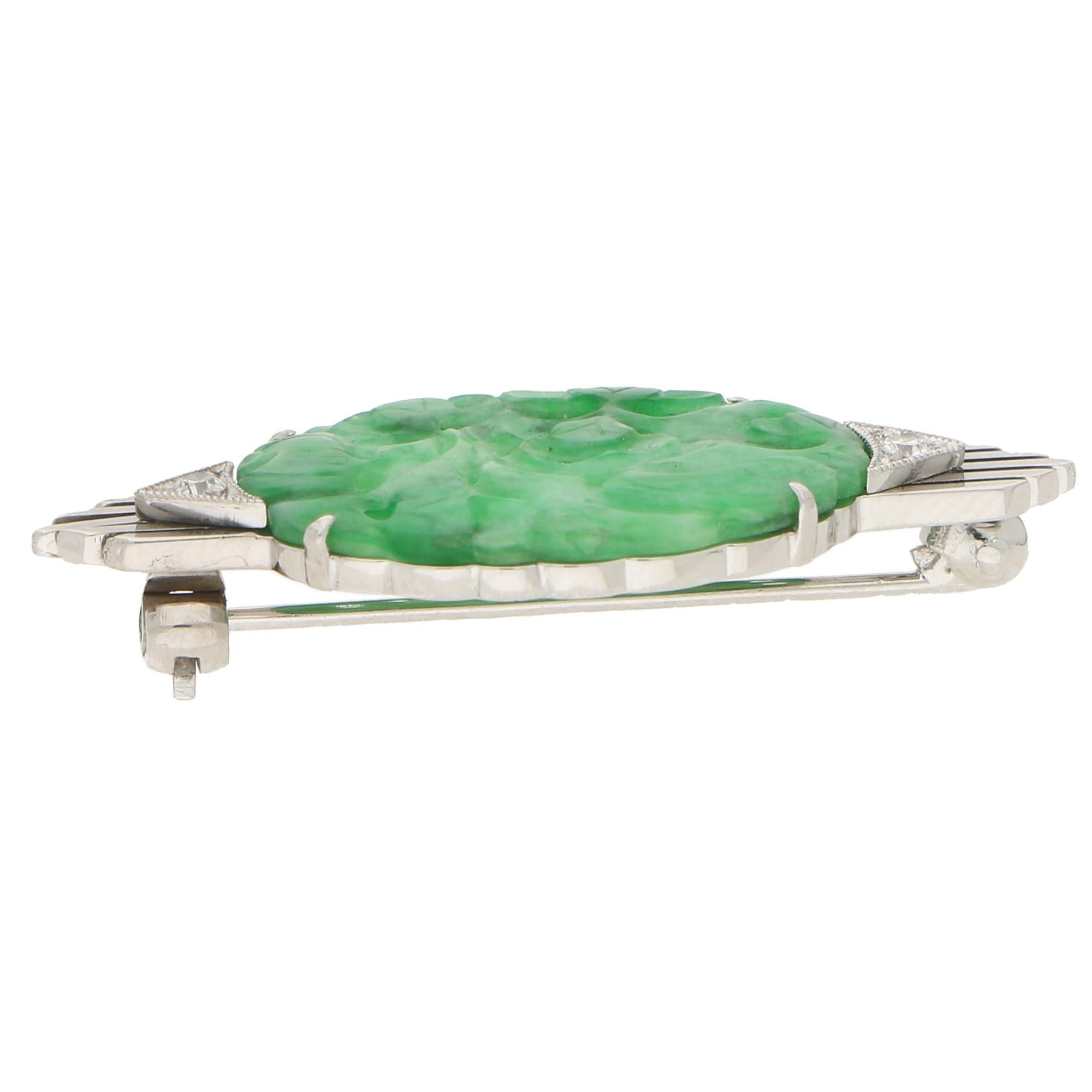 Art Deco Jade and Diamond Brooch Pin Set in White Gold and Platinum In Good Condition In London, GB